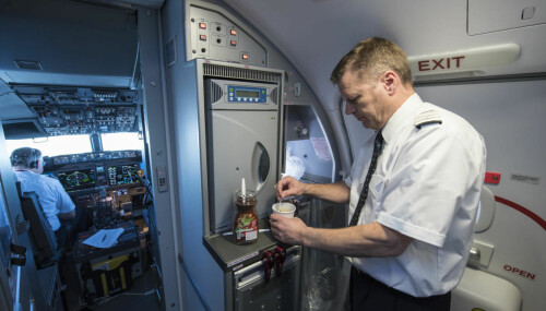 LANG FLYTYR: Kaffe er viktig når man skal fly 9,5 timer non-stop. LANG FLYTYR: Kaffe er viktig når man skal fly 9,5 timer non-stop.