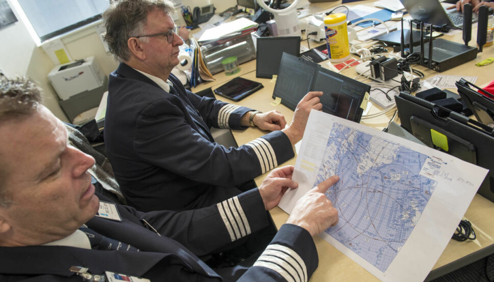 <b>PLANLEGGING:</b> Jan Tore Bjørge viser ruten som er planlagt med hensyn til beste medvind og kravet til å ha en alternativ landingsplass innenfor en times flytid. <b>PLANLEGGING:</b> Jan Tore Bjørge viser ruten som er planlagt med hensyn til beste medvind og kravet til å ha en alternativ landingsplass innenfor en times flytid.