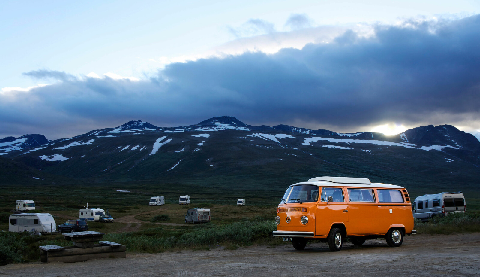 <b>KLASSIKER:</b> De små campingbilene selger fortsatt som hakka møkk i Europa, men ikke i Norge. De er for dyre, og kanskje også for små for oss nordmenn, som statistikken viser foretrekker både store personbiler og bobiler? <b>KLASSIKER:</b> De små campingbilene selger fortsatt som hakka møkk i Europa, men ikke i Norge. De er for dyre, og kanskje også for små for oss nordmenn, som statistikken viser foretrekker både store personbiler og bobiler?