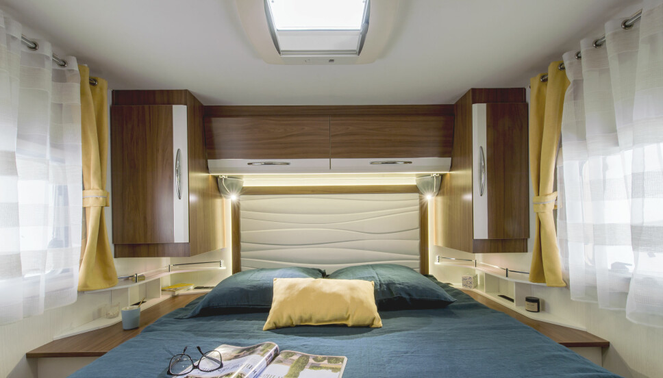 PERMANENT SENG: Det finnes mange sengeløsninger for bobiler. Som for eksempel midtstilt dobbeltseng bak (queens bed). PERMANENT SENG: Det finnes mange sengeløsninger for bobiler. Som for eksempel midtstilt dobbeltseng bak (queens bed).