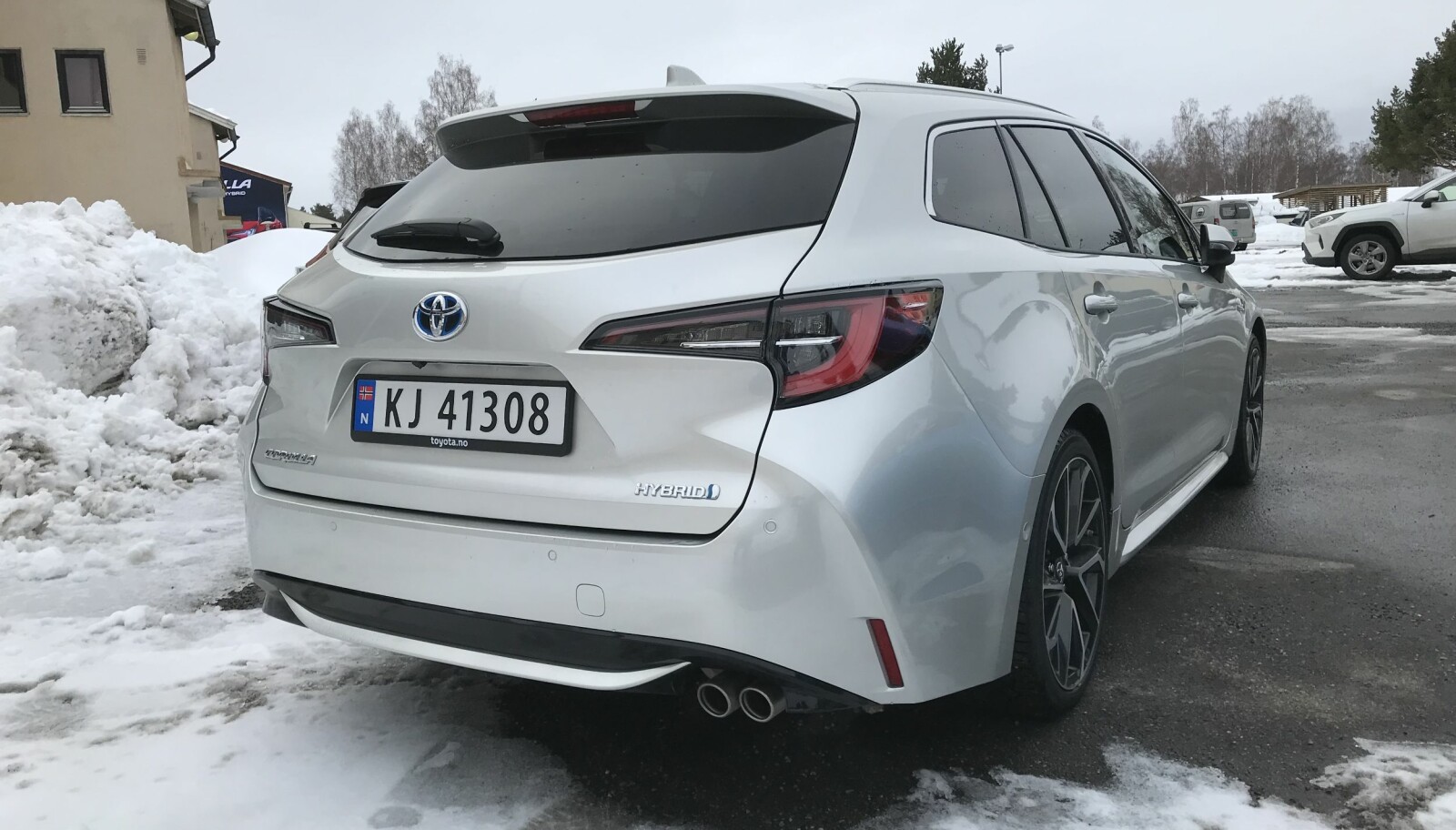 I NORGE: Corolla er på plass i Norge. Stasjonsvognen Touring Sports fås kun med 180-hester og har en bagasjeplass på 581/1606 liter. Det er omtrent like stort volum som i Avensis. I NORGE: Corolla er på plass i Norge. Stasjonsvognen Touring Sports fås kun med 180-hester og har en bagasjeplass på 581/1606 liter. Det er omtrent like stort volum som i Avensis.