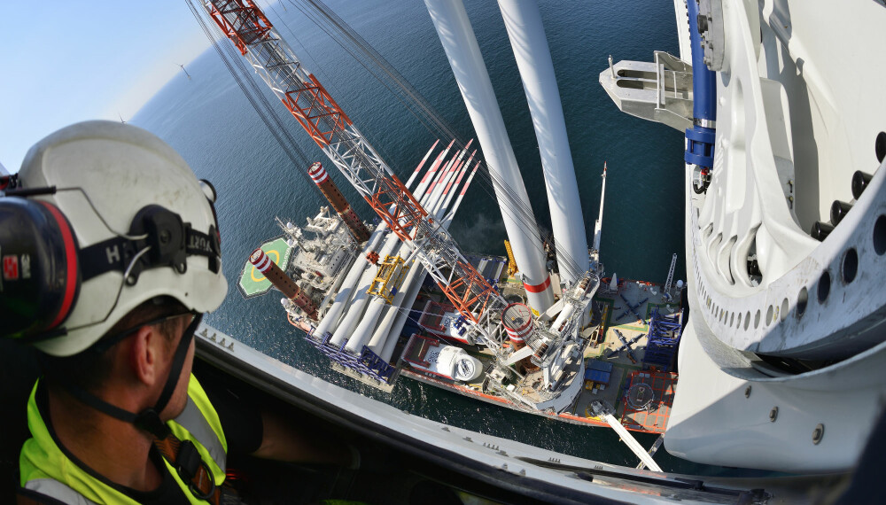 <b>HALLO DER NEDE:</b> Monteringen av bladene på nacellen cirka 109 meter over havoverflaten, er ikke for dem med høydeskrekk. <b>HALLO DER NEDE:</b> Monteringen av bladene på nacellen cirka 109 meter over havoverflaten, er ikke for dem med høydeskrekk.