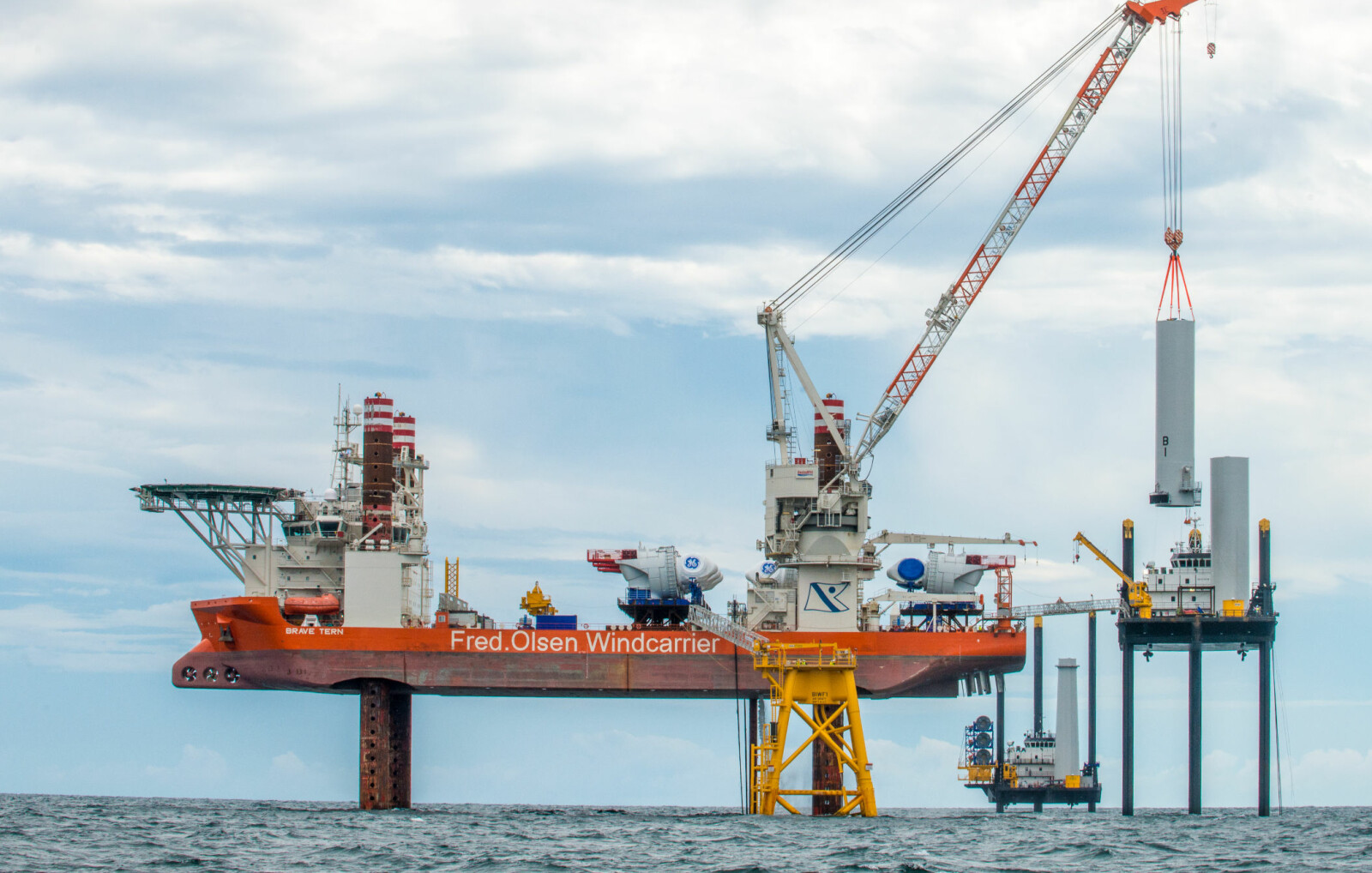OVER THERE: Eskil Røset var også prosjektleder for USAs første offshore vindmøllepark, Block Island Wind Farm, som ble installert utenfor Rhode Island i 2016. Der var "Brave Tern" i aksjon, og fikk bistand av to amerikanske jackup-rigger. OVER THERE: Eskil Røset var også prosjektleder for USAs første offshore vindmøllepark, Block Island Wind Farm, som ble installert utenfor Rhode Island i 2016. Der var "Brave Tern" i aksjon, og fikk bistand av to amerikanske jackup-rigger.