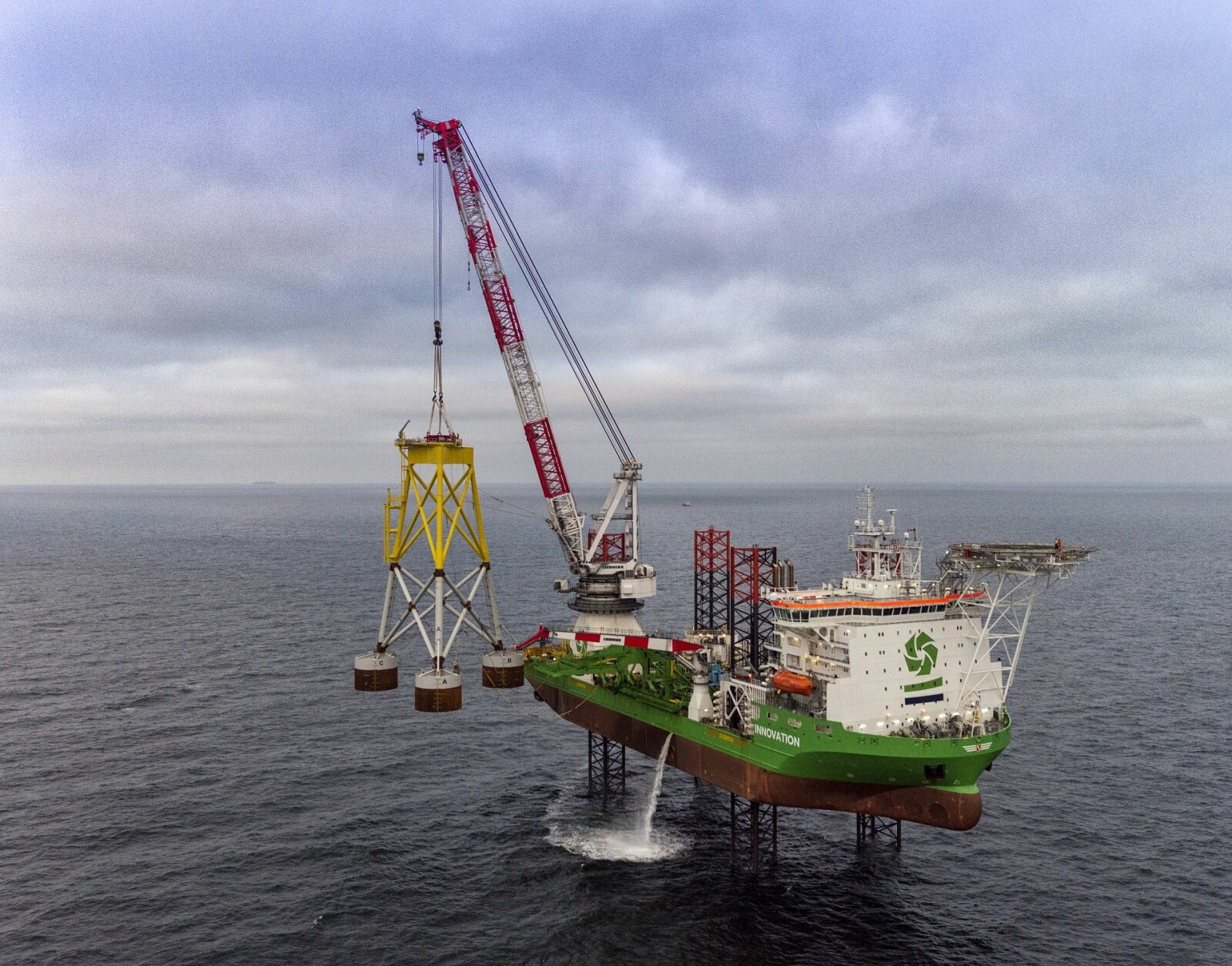 <b>STØRST:</b> Giganten «Innovation» ble brukt til å feste bøttefundamentene som ble installert med sugekraftteknologien (Suction Bucket Jacket). I dette arbeidet spilte de norske selskapene NGI og Framo en sentral rolle. <b>STØRST:</b> Giganten «Innovation» ble brukt til å feste bøttefundamentene som ble installert med sugekraftteknologien (Suction Bucket Jacket). I dette arbeidet spilte de norske selskapene NGI og Framo en sentral rolle.