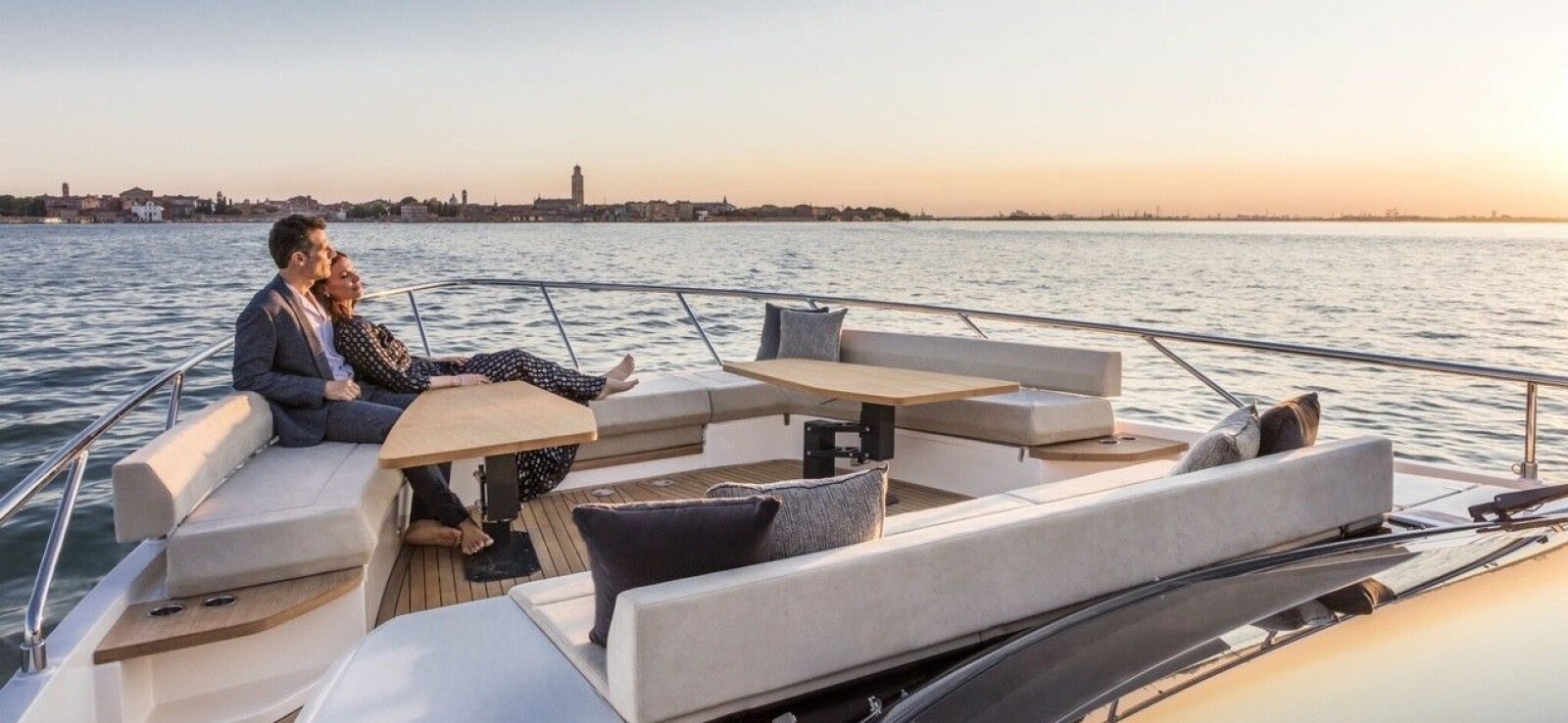 <b>DET GODE LIV:</b> Slik yacht-trenden forlanger er baugen i Ferretti 670 innredet i loungeaktig terrassestil. <b>DET GODE LIV:</b> Slik yacht-trenden forlanger er baugen i Ferretti 670 innredet i loungeaktig terrassestil.
