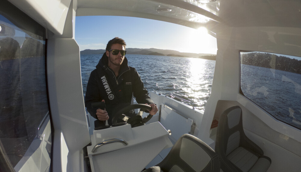 <b>UTE OG INNE:</b> Skyvbart styrekonsoll gjør at du også kan stå ute og kjøre 605 Marlin. <b>UTE OG INNE:</b> Skyvbart styrekonsoll gjør at du også kan stå ute og kjøre 605 Marlin.