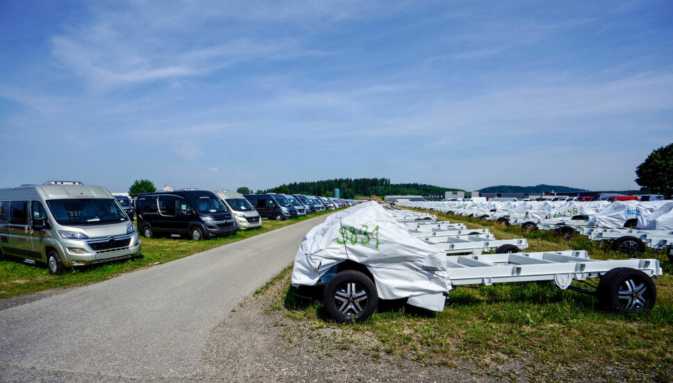 <b>STOR FORSKJELL:</b> På Dethleffs-fabrikken får chassis påmontert boenheter, og varebiler blir campinginnredet. <b>STOR FORSKJELL:</b> På Dethleffs-fabrikken får chassis påmontert boenheter, og varebiler blir campinginnredet.