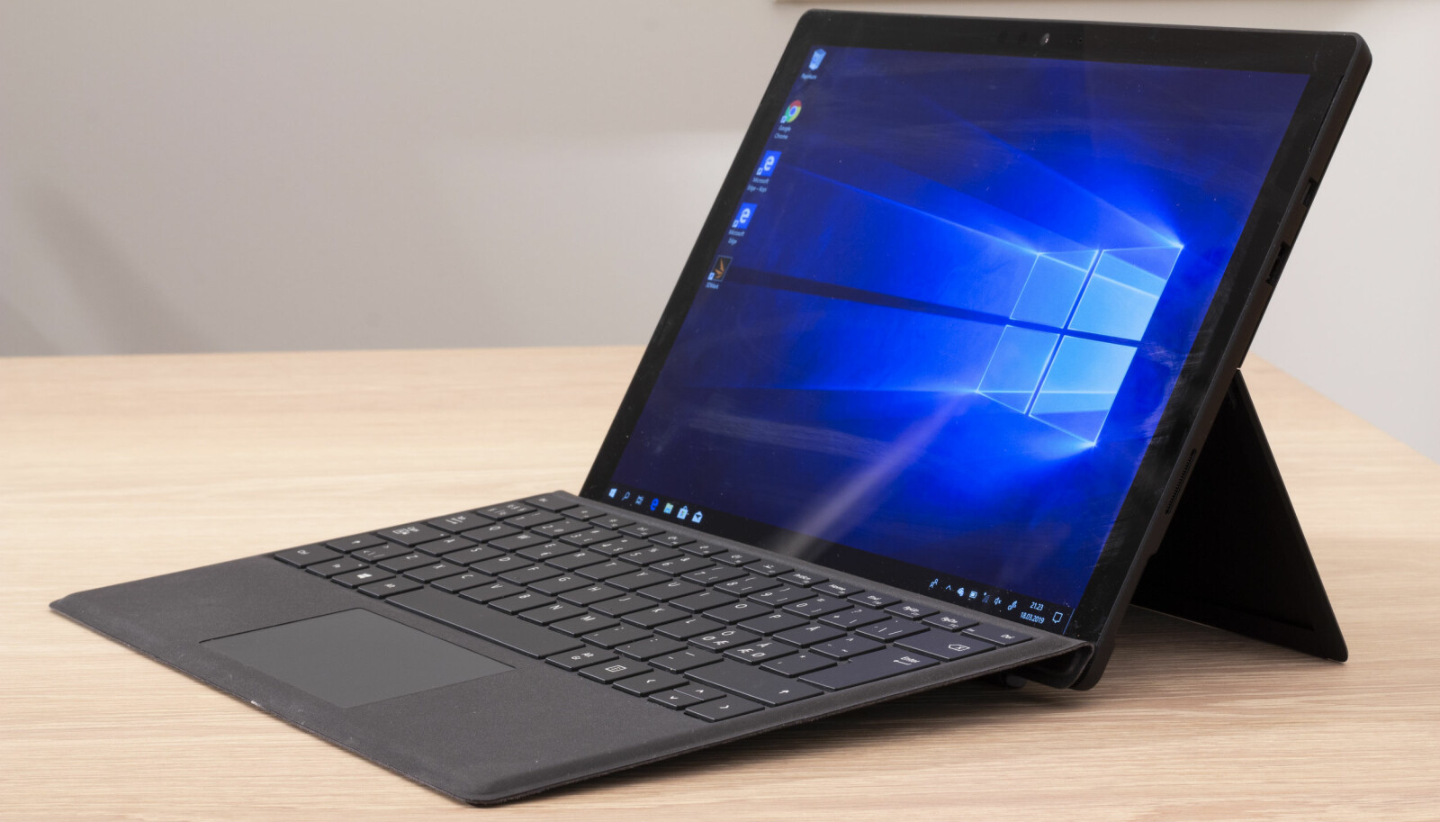 <b>SURFACE PRO 6:</b> Den er liten og lett, men møter konkurranse fra tradisjonelle PC-modeller som blir tynnere og lettere for hver generasjon. <b>SURFACE PRO 6:</b> Den er liten og lett, men møter konkurranse fra tradisjonelle PC-modeller som blir tynnere og lettere for hver generasjon.