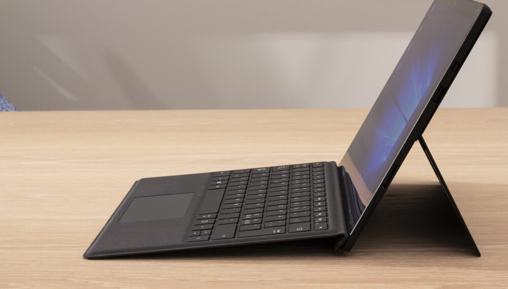 TYPE COVER: Tastaturet til Surface heter "Type Cover" og er både tastatur og deksel. Skrivekomforten er overraskende god. TYPE COVER: Tastaturet til Surface heter "Type Cover" og er både tastatur og deksel. Skrivekomforten er overraskende god.