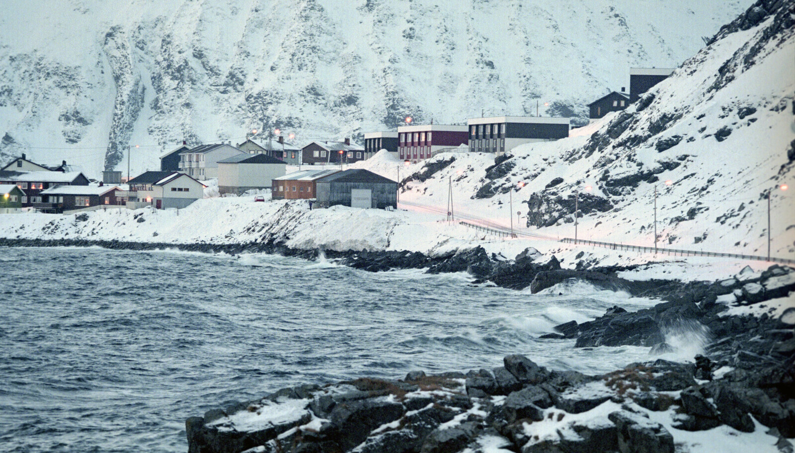 Honningsvåg 1995. Per Steinar Simonsen drept i Honningsvåg 1995. Den drepte skal ha blitt fraktet på spark hele veien på bildet før han ble dumpet i sjøen. Foto: Thor Nielsen / VG / NTB scanpix Honningsvåg 1995. Per Steinar Simonsen drept i Honningsvåg 1995. Den drepte skal ha blitt fraktet på spark hele veien på bildet før han ble dumpet i sjøen. Foto: Thor Nielsen / VG / NTB scanpix