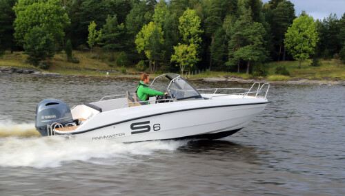 <b>FINNMASTER S6:</b> En stor båt til relativt rimelig pris, og med 150 hk går det i tillegg ordentlig unna. <b>FINNMASTER S6:</b> En stor båt til relativt rimelig pris, og med 150 hk går det i tillegg ordentlig unna.