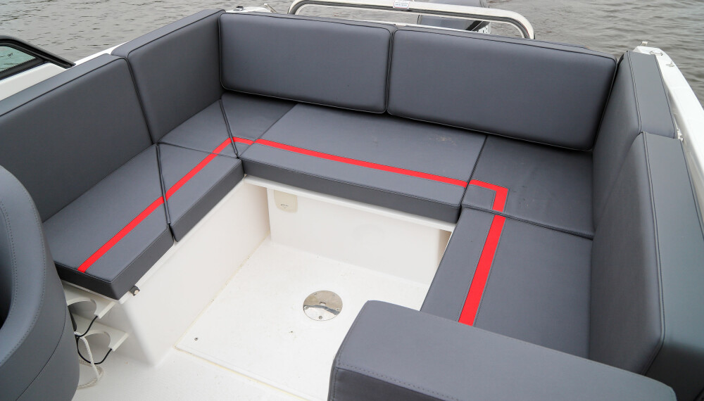 <b>STING 610 DC:</b> U-sofa er den beste måten å få flest sosiale sitteplasser i en 6-meters båt. <b>STING 610 DC:</b> U-sofa er den beste måten å få flest sosiale sitteplasser i en 6-meters båt.