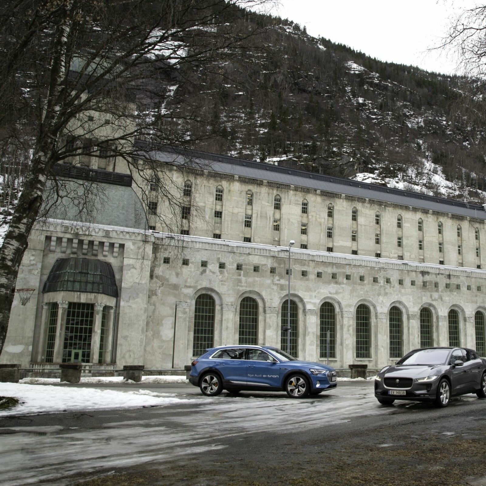 <b>TRENGER NOEN SLIKE:</b> Da kraftverket Såheim sto klart på Rjukan i 1916 var det nok få som så for seg at det over 100 år senere skulle produsere kraft til to elektriske luksusbiler. <b>TRENGER NOEN SLIKE:</b> Da kraftverket Såheim sto klart på Rjukan i 1916 var det nok få som så for seg at det over 100 år senere skulle produsere kraft til to elektriske luksusbiler.