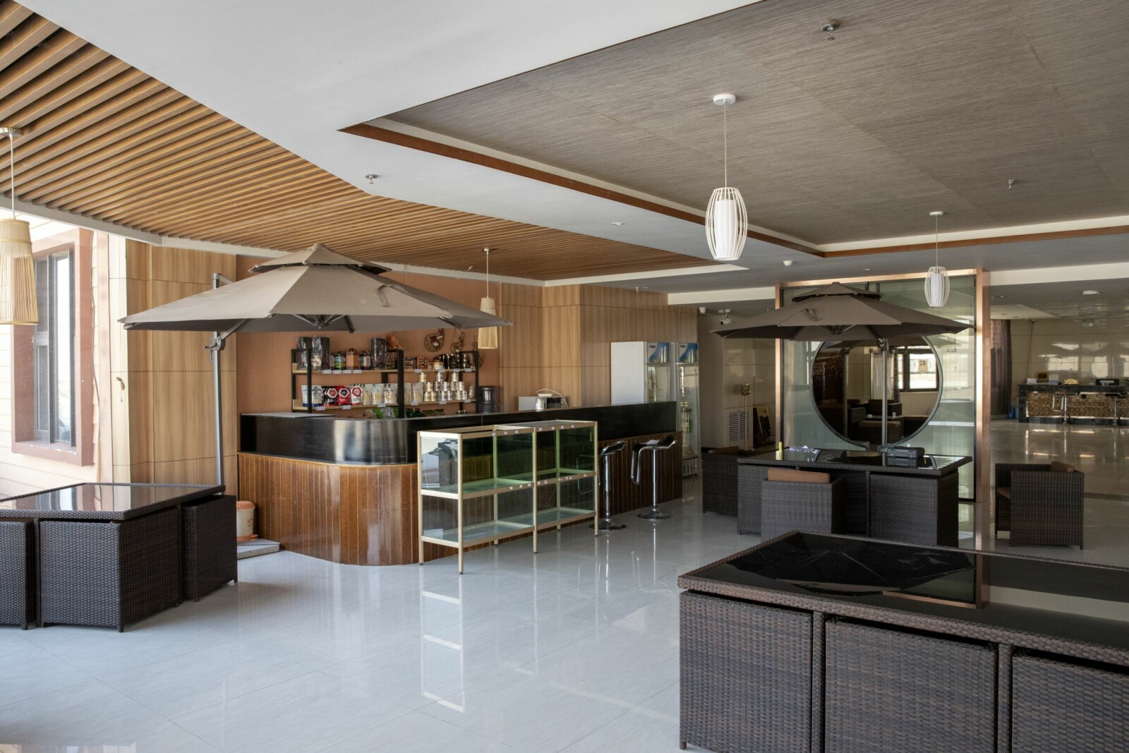 <b>TOM BAR:</b> Baren i «Dumskapens hotell» ser fancy og flott ut. Men jeg tviler på om den har konjakk. I hvert fall har den ingen bartender. <b>TOM BAR:</b> Baren i «Dumskapens hotell» ser fancy og flott ut. Men jeg tviler på om den har konjakk. I hvert fall har den ingen bartender.