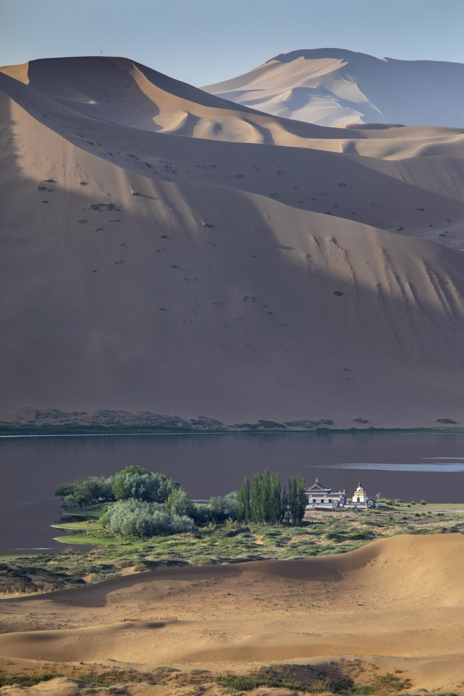 <b>OVERLEVDE:</b> Badain Jaran tempelet er et tibetansk buddhisttempel. På grunn av sin isolerte beliggenhet, overlevde tempelet Kulturrevolusjonen. Under mitt besøk var tempelet tomt. <b>OVERLEVDE:</b> Badain Jaran tempelet er et tibetansk buddhisttempel. På grunn av sin isolerte beliggenhet, overlevde tempelet Kulturrevolusjonen. Under mitt besøk var tempelet tomt.