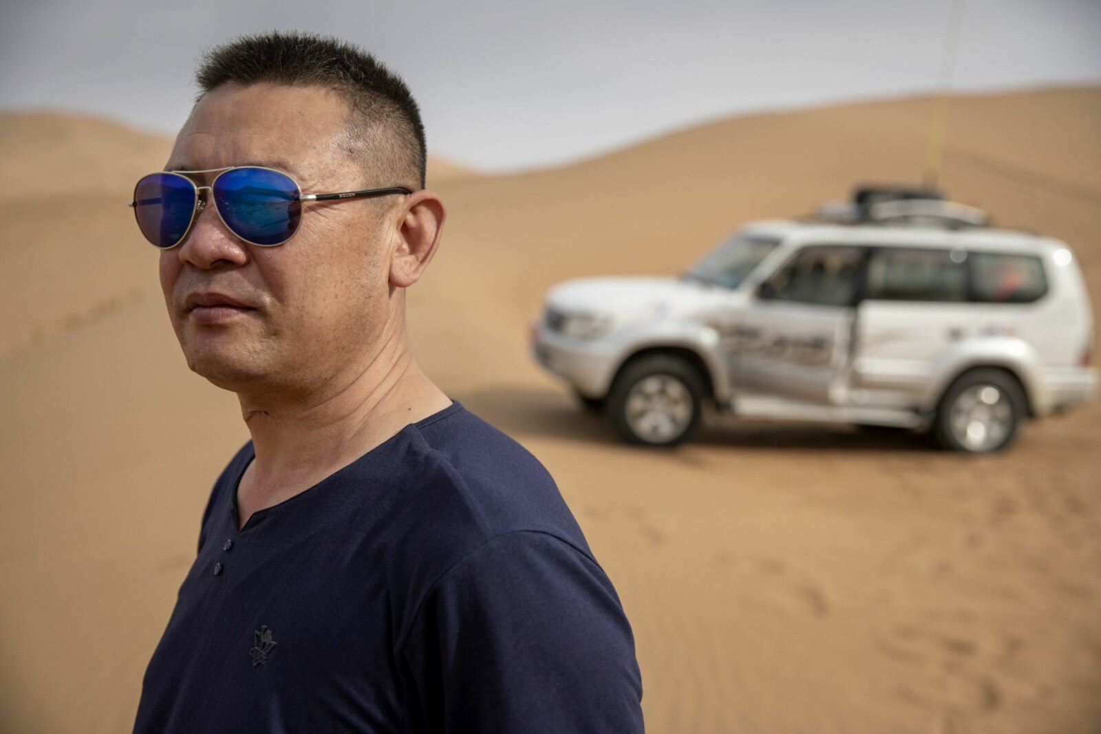 <b>FØDT OG OPPVOKST I ØRKENEN:</b> Taulumung, min sjåfør og kjentmann i sanddynene, er oppvokst her og fortalte at han eier en stor bit av ørkenen. – Men det er bare sand, så det er ikke verdt noe, beklaget han. <b>FØDT OG OPPVOKST I ØRKENEN:</b> Taulumung, min sjåfør og kjentmann i sanddynene, er oppvokst her og fortalte at han eier en stor bit av ørkenen. – Men det er bare sand, så det er ikke verdt noe, beklaget han.