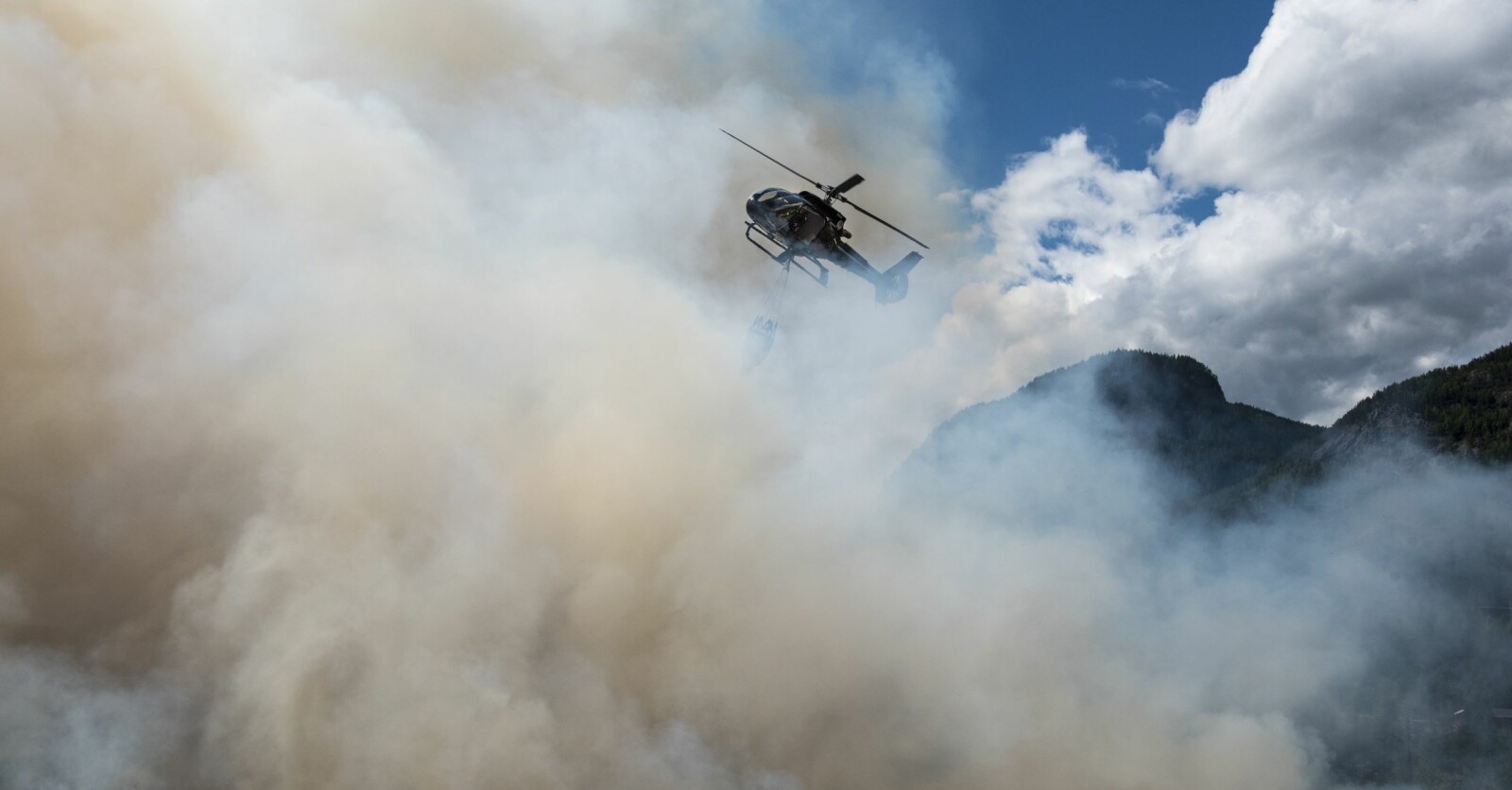 <b>PILOT I RØYKEN:</b> Røyk og turbulens fra flammene er de største utfordringene for en brannhelikopterpilot. <b>PILOT I RØYKEN:</b> Røyk og turbulens fra flammene er de største utfordringene for en brannhelikopterpilot.