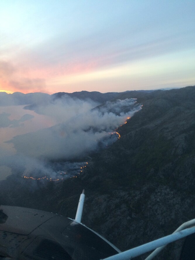 <b>STORBRANN:</b> Slik så en storbrann ved Sandnessjøen ut for helikopterpiloten under et slukkingsoppdrag i 2014. <b>STORBRANN:</b> Slik så en storbrann ved Sandnessjøen ut for helikopterpiloten under et slukkingsoppdrag i 2014.