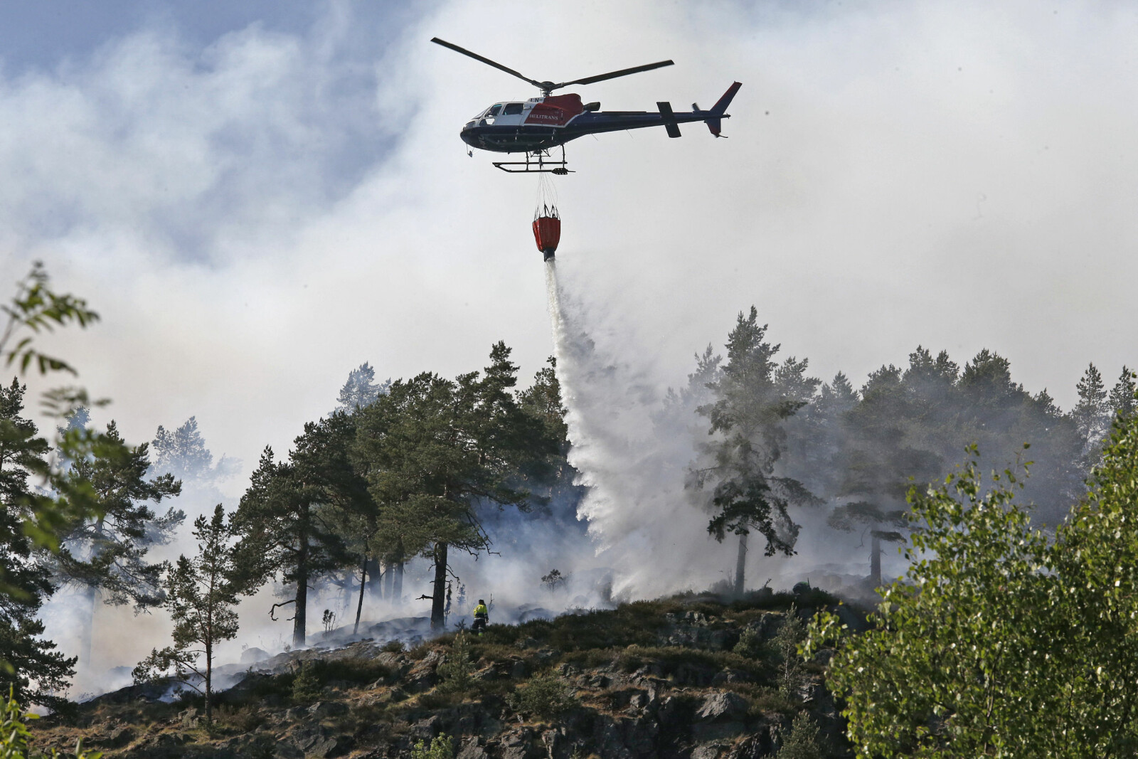 <b>TRAVELT:</b> Frem til 12.6 var det registrert i alt 904 branner i skog og innmark. Her er et skogbrannhelikopter i aksjon i Lommedalen i Bærum. <b>TRAVELT:</b> Frem til 12.6 var det registrert i alt 904 branner i skog og innmark. Her er et skogbrannhelikopter i aksjon i Lommedalen i Bærum.