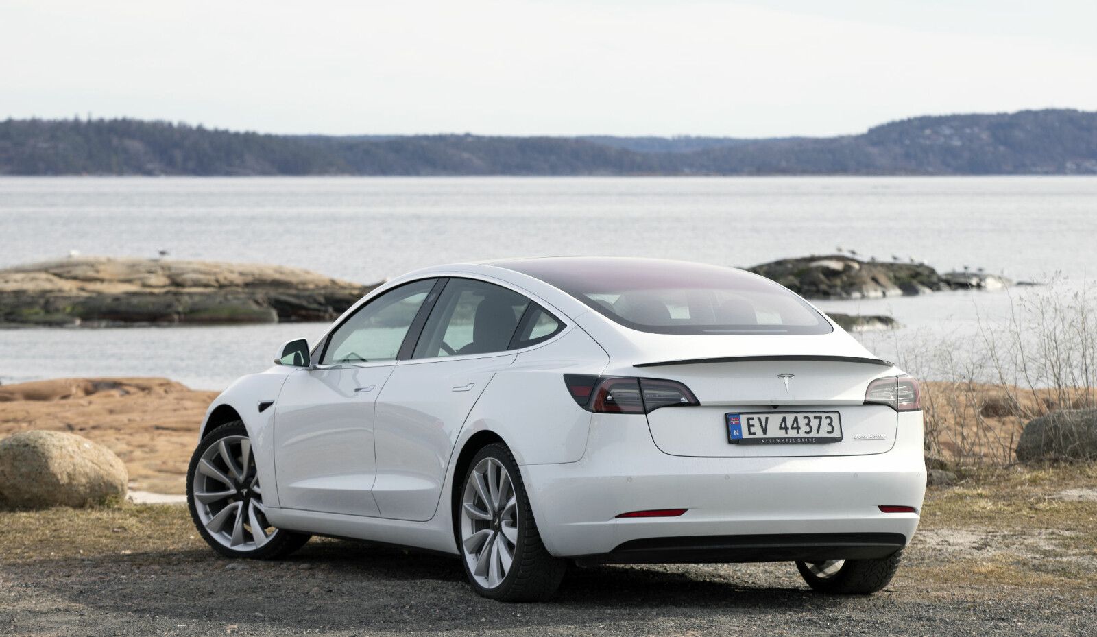 <b>SEDANEN ER TILBAKE:</b> Det er fort gjort å tro at Model 3 har stor bakluke på samme måte som Model S. Men her er det vanlig bagasjerom, uten at de praktiske begrensningene blir like store som fryktet. <b>SEDANEN ER TILBAKE:</b> Det er fort gjort å tro at Model 3 har stor bakluke på samme måte som Model S. Men her er det vanlig bagasjerom, uten at de praktiske begrensningene blir like store som fryktet.