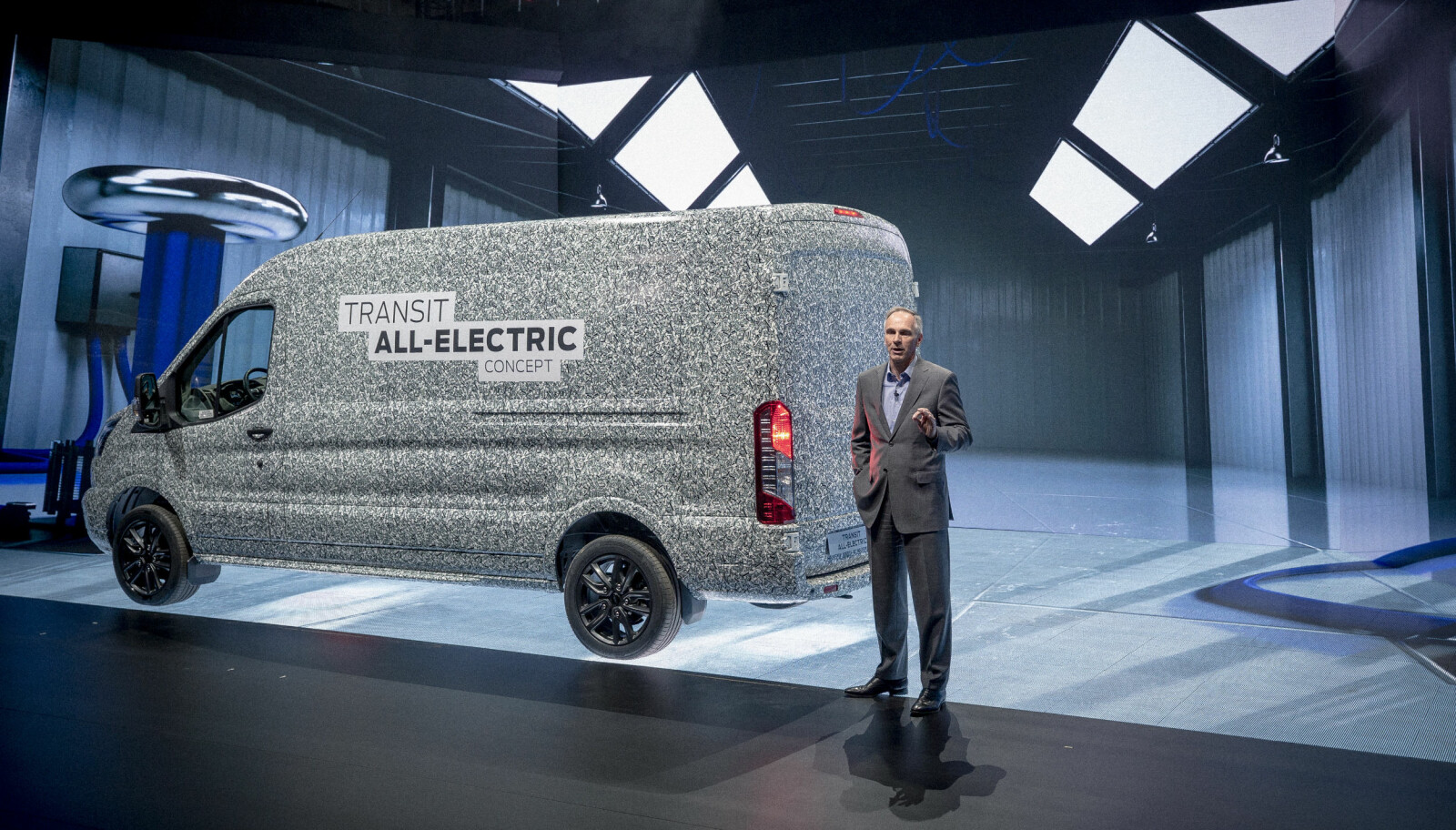 ELEKTRISK TRANSIT: Her presenteres den helelektriske 2-tonns Ford Transit av Ford Europas visepresident for marketing salg og service, Roelant de Waard ELEKTRISK TRANSIT: Her presenteres den helelektriske 2-tonns Ford Transit av Ford Europas visepresident for marketing salg og service, Roelant de Waard