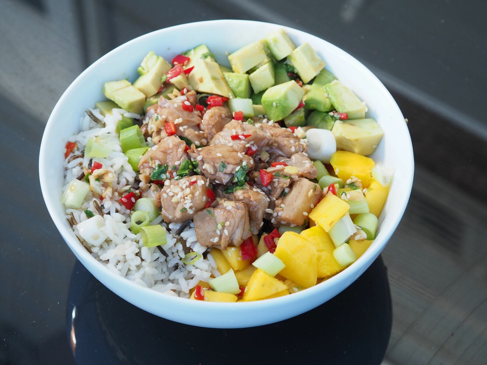 <b>POKÉ BOWL:</b> Rått og lett. Poké bowl er gatemat fra Hawaii - og er noe av det kuleste du kan spise akkurat nå. <b>POKÉ BOWL:</b> Rått og lett. Poké bowl er gatemat fra Hawaii - og er noe av det kuleste du kan spise akkurat nå.