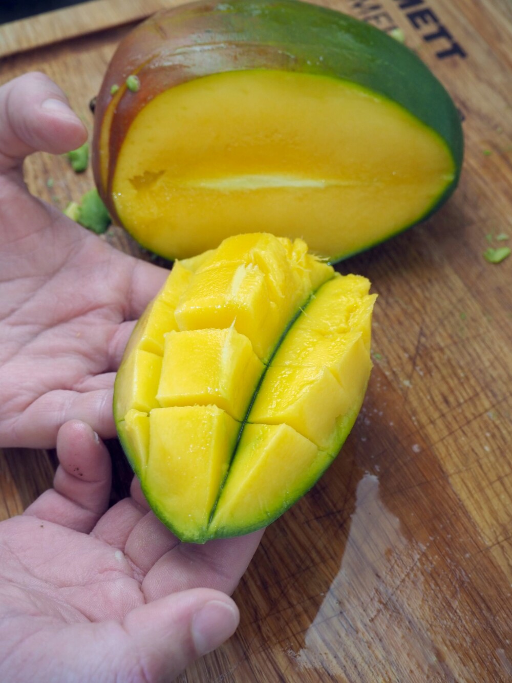 <b>MANGO-TRIKSET:</b> Kutt en skive, rut opp terninger og brett ut. <b>MANGO-TRIKSET:</b> Kutt en skive, rut opp terninger og brett ut.
