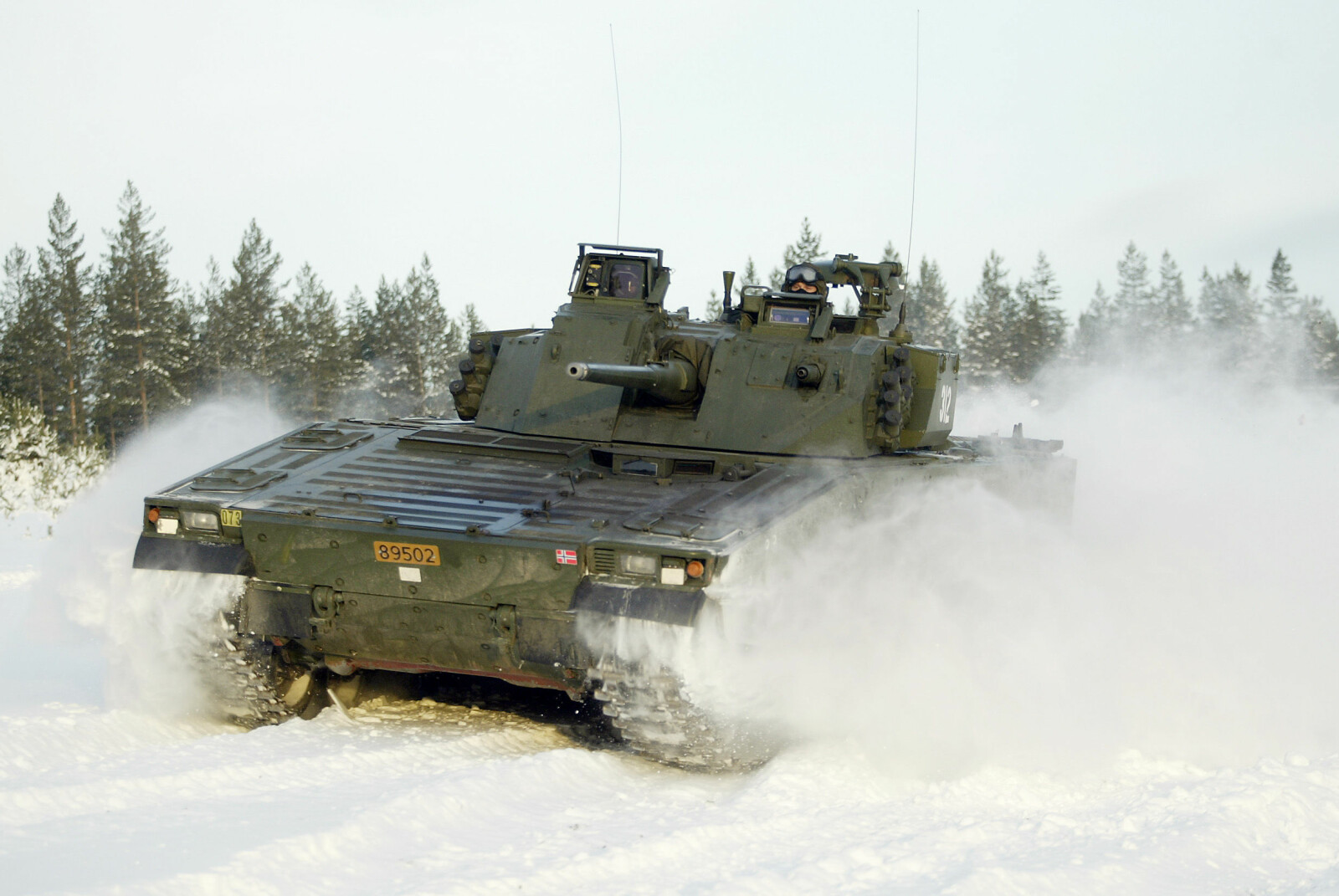 <b>STORMPANSER:</b> NM217-bergepanservognene vil sannsynligvis bli oppgradert. De 50 år gamle vognene vil fortsatt kunne brukes som servicevogn for stormpanservognen CV-90 (bildet). <b>STORMPANSER:</b> NM217-bergepanservognene vil sannsynligvis bli oppgradert. De 50 år gamle vognene vil fortsatt kunne brukes som servicevogn for stormpanservognen CV-90 (bildet).