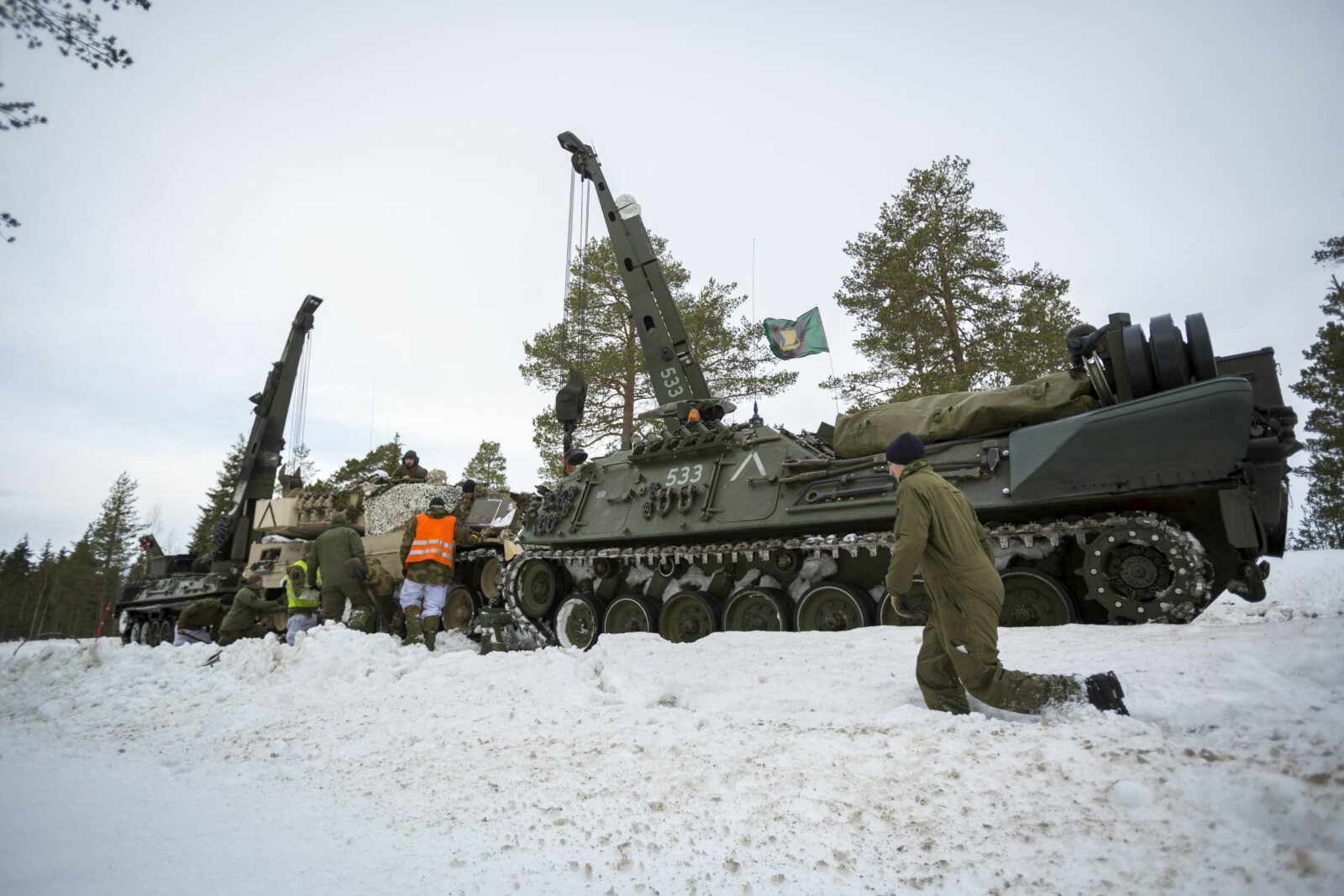 <b>TO MÅ TIL:</b> Det må to NM217-vogner til for å berge en Leopard 2. Wisent 2 greier jobben alene. <b>TO MÅ TIL:</b> Det må to NM217-vogner til for å berge en Leopard 2. Wisent 2 greier jobben alene.