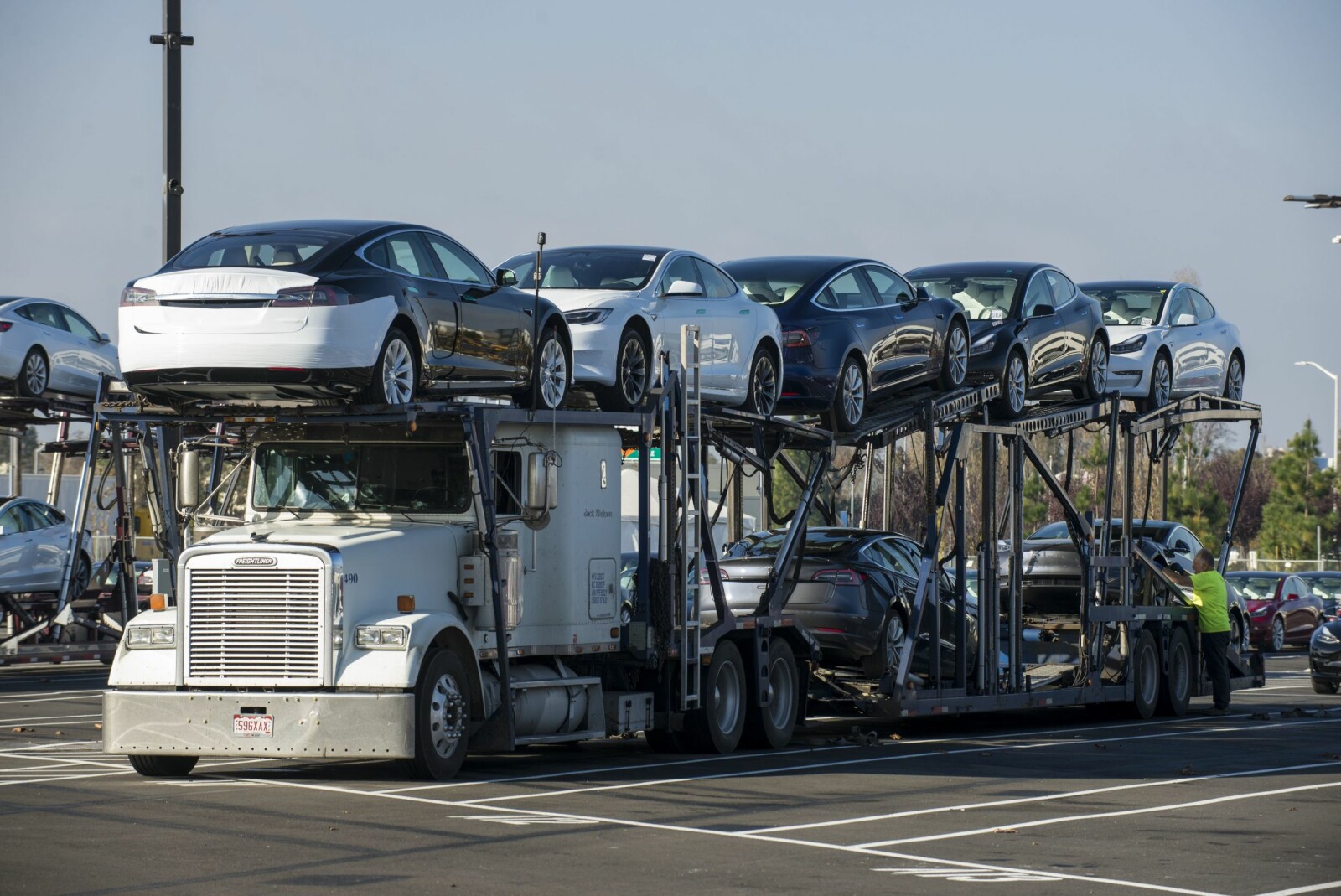 <b>POPULÆR:</b> Fabrikknye Tesla S venter på utskiping fra fabrikken. Med 250 000 solgte eksemplarer er modellen verdens mest solgte elbil etter Nissan Leaf. <b>POPULÆR:</b> Fabrikknye Tesla S venter på utskiping fra fabrikken. Med 250 000 solgte eksemplarer er modellen verdens mest solgte elbil etter Nissan Leaf.