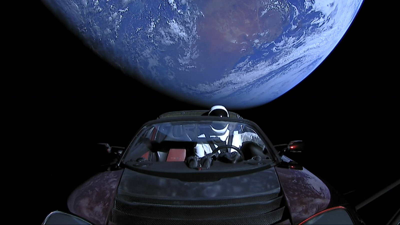 <b>STARMAN:</b> Elon Musks egen Tesla Roadster på vei vekk fra jorden på toppen av en rakett. I dag har bilen tilbakelagt over 700 millioner kilometer i verdensrommet. <b>STARMAN:</b> Elon Musks egen Tesla Roadster på vei vekk fra jorden på toppen av en rakett. I dag har bilen tilbakelagt over 700 millioner kilometer i verdensrommet.