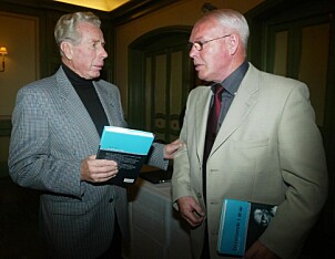 <b>KOLLEGER:</b> Tidligere sjef i mordkommisjonen. Reidar Bjørn-Larsen (t.v.) og Leif A Lier jobbet sammen på drapssaken i 1971. Her avbildet under lanseringen av Liers bok «En reisende i mord» i 2002. <b>KOLLEGER:</b> Tidligere sjef i mordkommisjonen. Reidar Bjørn-Larsen (t.v.) og Leif A Lier jobbet sammen på drapssaken i 1971. Her avbildet under lanseringen av Liers bok «En reisende i mord» i 2002.