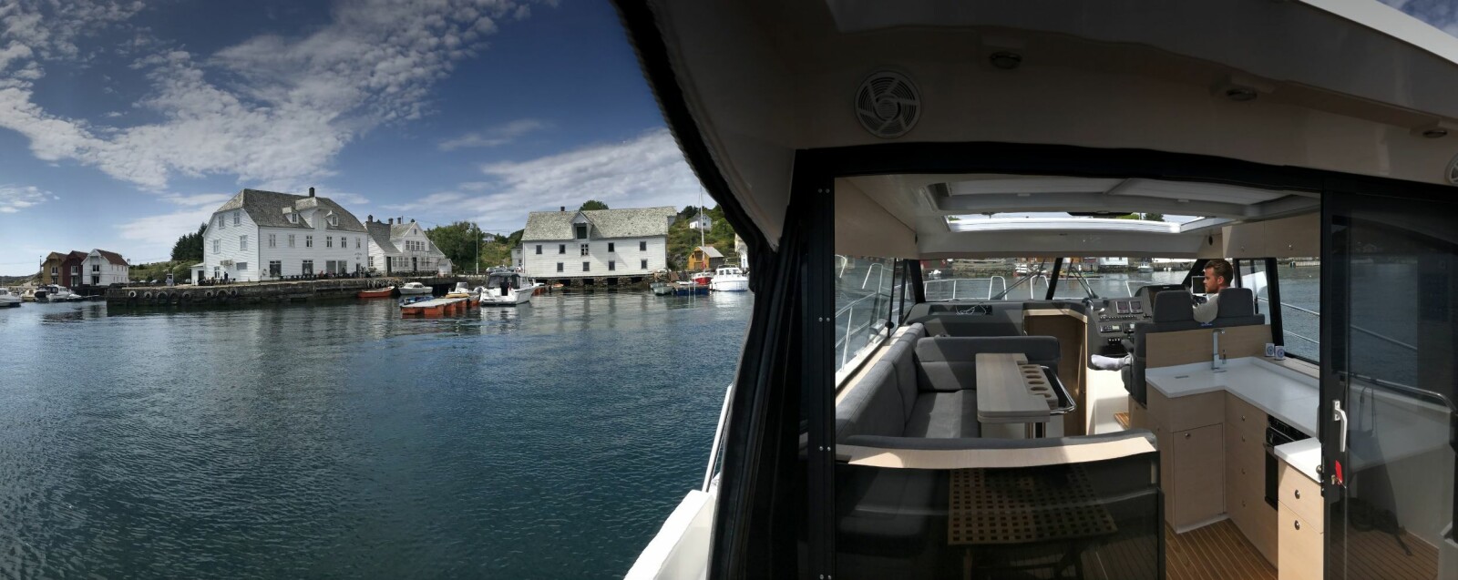 <b>INNE ER UTE:</b> Åpne løsninger i Skilsø Panorama 39 sørger for utefølelse selv i cockpit. Her dupper vi i den tradisjonsrike uthavna Glesvær. <b>INNE ER UTE:</b> Åpne løsninger i Skilsø Panorama 39 sørger for utefølelse selv i cockpit. Her dupper vi i den tradisjonsrike uthavna Glesvær.