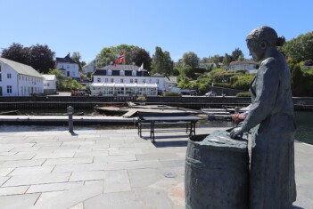 <b>BEKKJARVIK:</b> To av de mest kjente landemerkene her på Selbjørn er statuen Sildajento og Bekkjarvik gjestgiveri i bakgrunnen. Det har vært i drift siden slutten av 1600-tallet da stedet etablerte seg på grunnlag av sildefiske. Ved siden av salting av sild, har Bekkjarvik livnært seg på hummer, tønne- og notproduksjon. Gjestgiveriet har fått gourmetstempel, takket være Bocuse d`Or-vinner fra 2015 Ørjan Johannessen. <b>BEKKJARVIK:</b> To av de mest kjente landemerkene her på Selbjørn er statuen Sildajento og Bekkjarvik gjestgiveri i bakgrunnen. Det har vært i drift siden slutten av 1600-tallet da stedet etablerte seg på grunnlag av sildefiske. Ved siden av salting av sild, har Bekkjarvik livnært seg på hummer, tønne- og notproduksjon. Gjestgiveriet har fått gourmetstempel, takket være Bocuse d`Or-vinner fra 2015 Ørjan Johannessen.