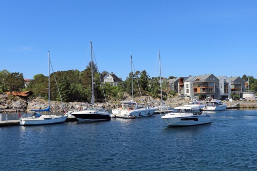 <b>GJESTEHAVN:</b> Bekkjarvik ligger i Austevoll kommune, den rikeste av kommunene i Hordaland både med tanke gjennomsnittsinntekt og -formue. Det kan man ikke unngå å legge merke til fra sjøsiden, både med tanke på standard og størrelse på lystbåtene, eller de mange praktfulle eiendommene langs sjøen. Enten nybygg, eller flott restaurerte tradisjonsbygg. Omgivelsene ved gjestehavna i Bekkjarvik er et godt eksempel, der man gjerne kan puste ut noen timer etter lunsj på gjestgiveriet. <b>GJESTEHAVN:</b> Bekkjarvik ligger i Austevoll kommune, den rikeste av kommunene i Hordaland både med tanke gjennomsnittsinntekt og -formue. Det kan man ikke unngå å legge merke til fra sjøsiden, både med tanke på standard og størrelse på lystbåtene, eller de mange praktfulle eiendommene langs sjøen. Enten nybygg, eller flott restaurerte tradisjonsbygg. Omgivelsene ved gjestehavna i Bekkjarvik er et godt eksempel, der man gjerne kan puste ut noen timer etter lunsj på gjestgiveriet.