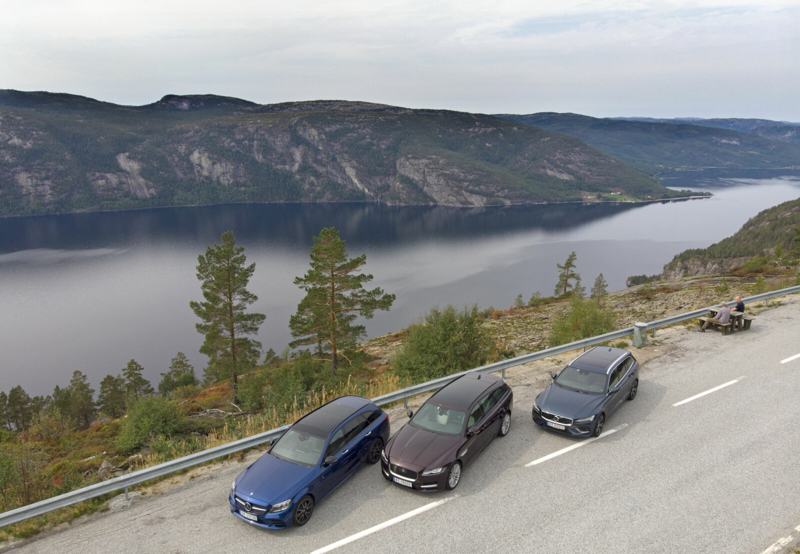 <b>TRE LIKE:</b> Tre stasjonsvogner, men svært ulike på mange områder. En liten pause ved Fyresvatn og vakker natur. <b>TRE LIKE:</b> Tre stasjonsvogner, men svært ulike på mange områder. En liten pause ved Fyresvatn og vakker natur.