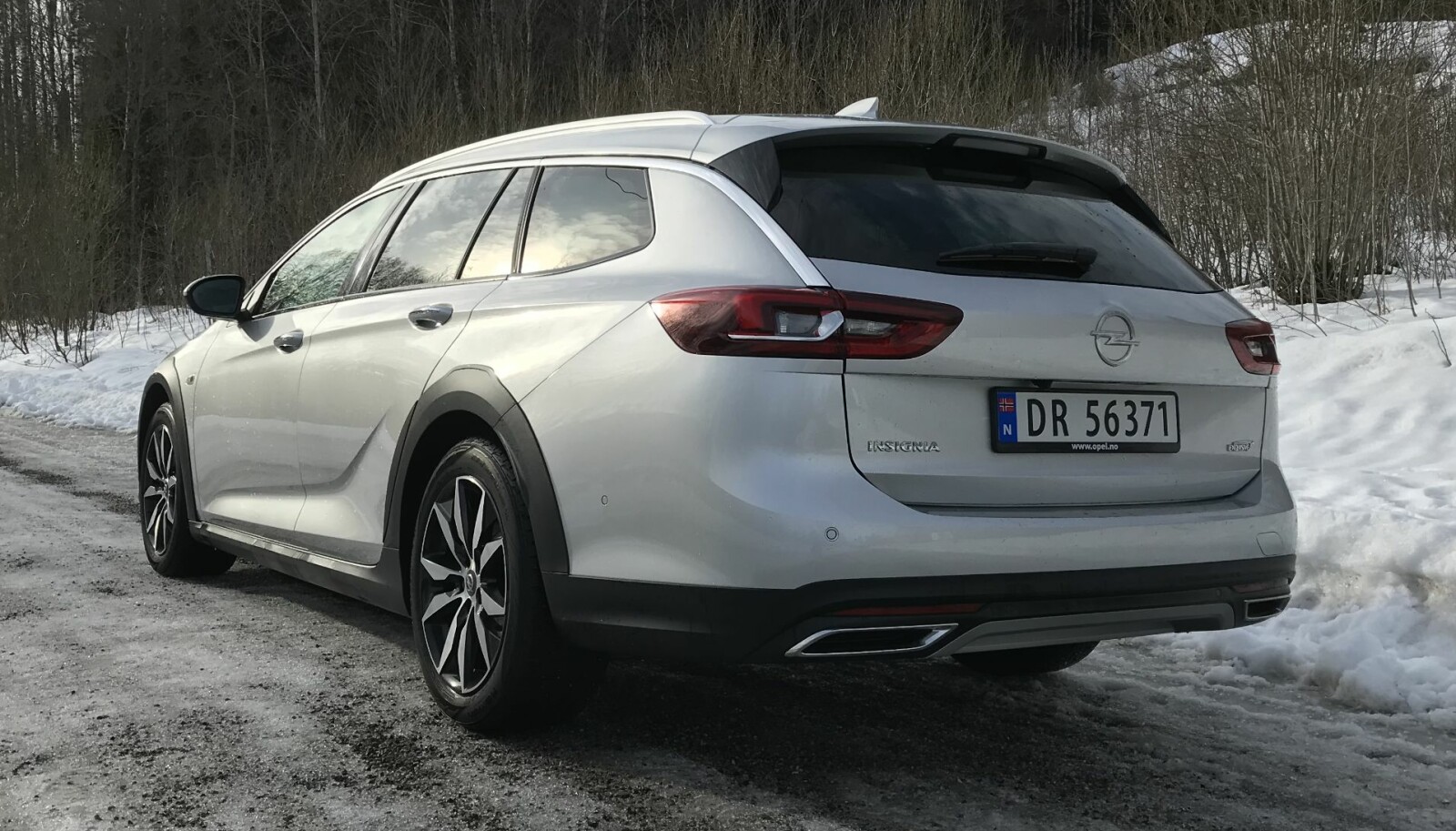 LANG OG LAV: Country Tourer har kun 2,2 cm mer bakkeklaring enn en vanlig Insignia. LANG OG LAV: Country Tourer har kun 2,2 cm mer bakkeklaring enn en vanlig Insignia.