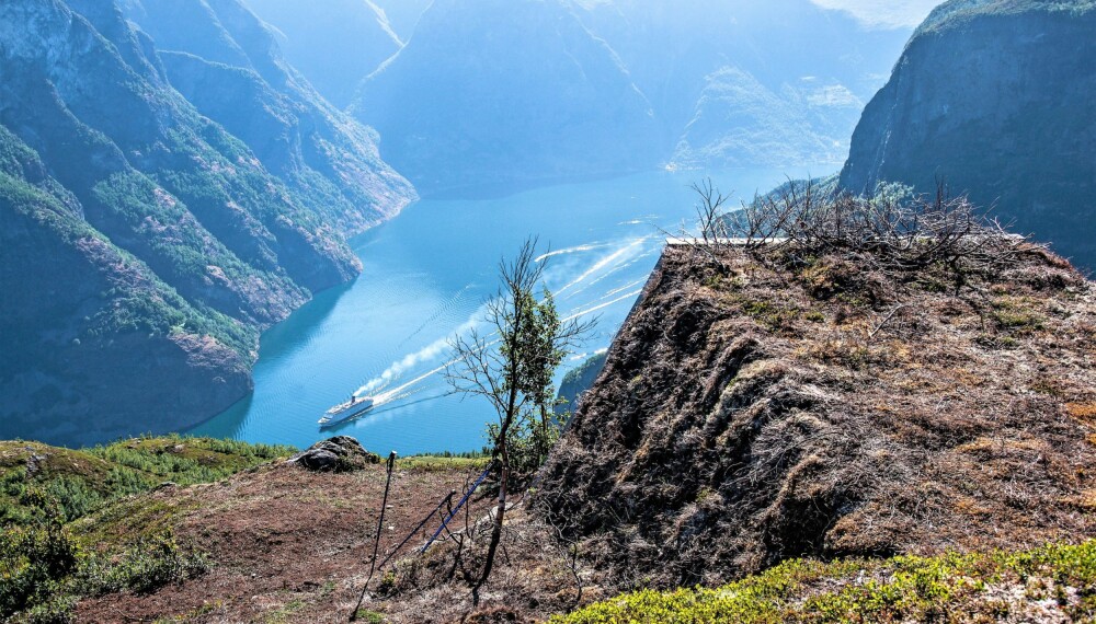 <b>FORMIDABEL: </b>Utsikt over Aurlandsfjorden. Oversiden av gapahuken går i ett med naturen. <b>FORMIDABEL: </b>Utsikt over Aurlandsfjorden. Oversiden av gapahuken går i ett med naturen.