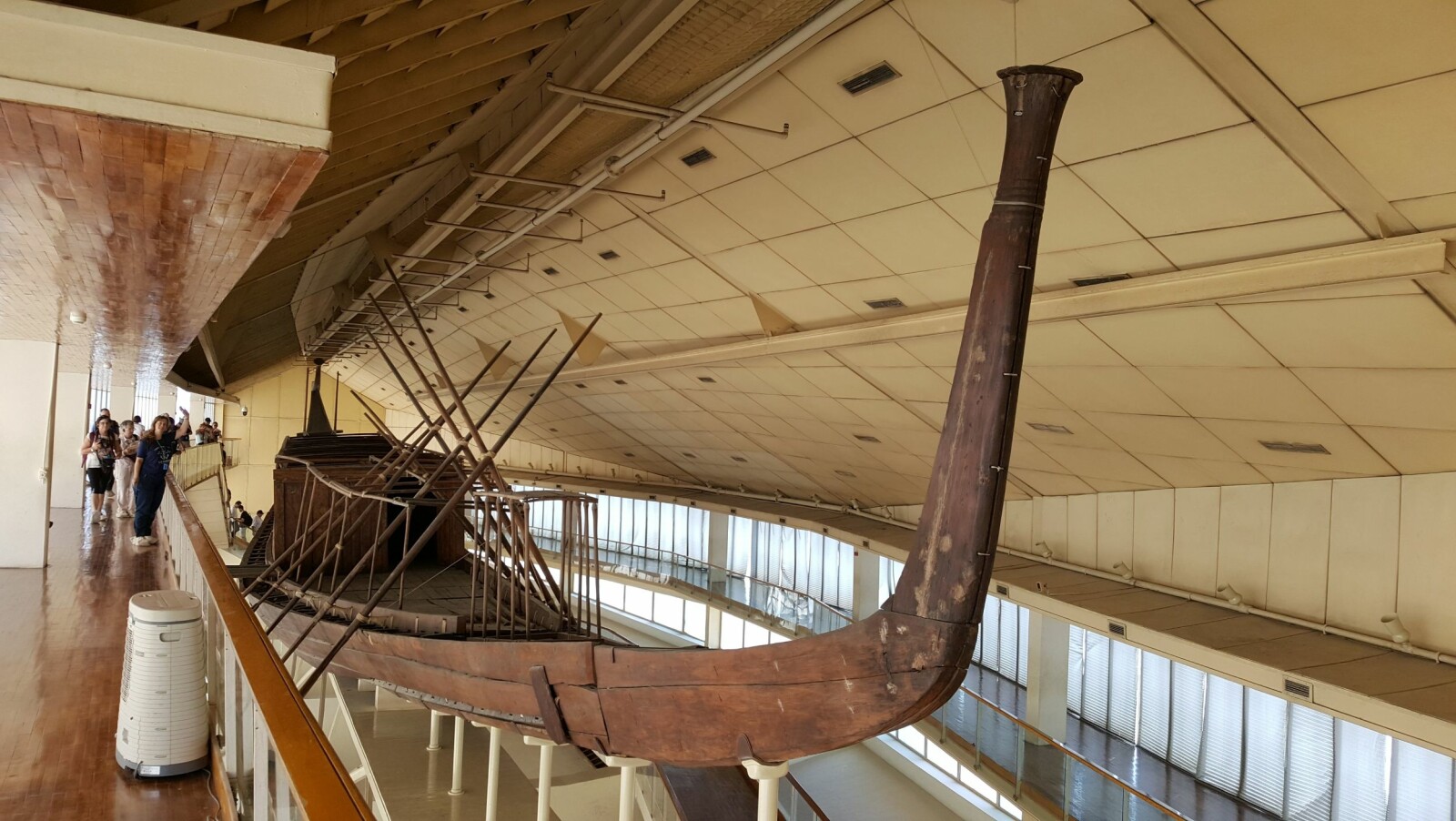 <b><SPAN CLASS=BOLD><STRONG>ØRKENSKIPET:</b></strong> </span>Khufu-skipet er det største, eldste og best bevarte fartøyet fra oldtiden. Det står i et museum nær Kheopspyramidens sørside. <b><SPAN CLASS=BOLD><STRONG>ØRKENSKIPET:</b></strong> </span>Khufu-skipet er det største, eldste og best bevarte fartøyet fra oldtiden. Det står i et museum nær Kheopspyramidens sørside.