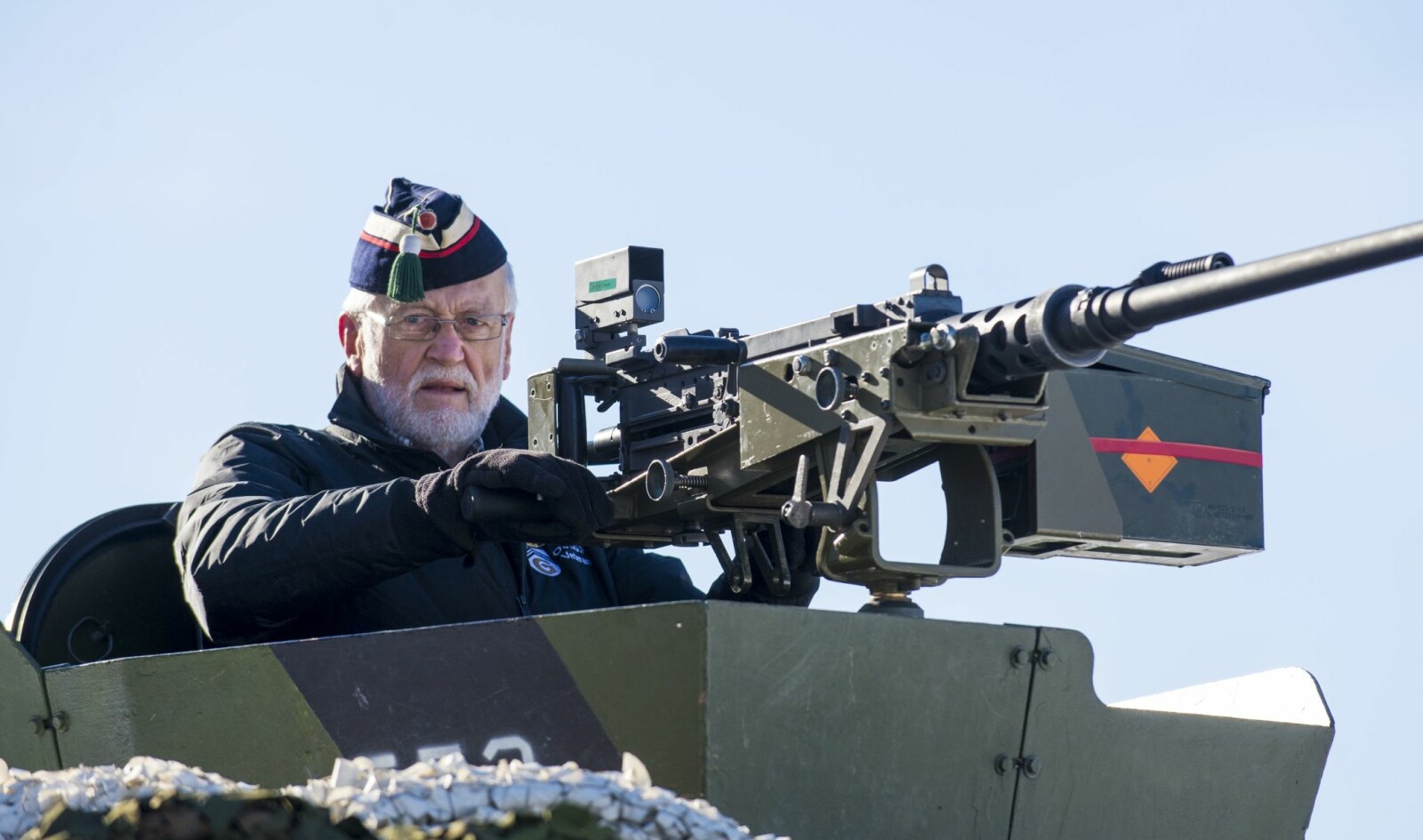 <b>VETERANER:</b> Hans-Erik Grimsrud har kjent 12,7mm- mitraljøsen siden 1965. <b>VETERANER:</b> Hans-Erik Grimsrud har kjent 12,7mm- mitraljøsen siden 1965.