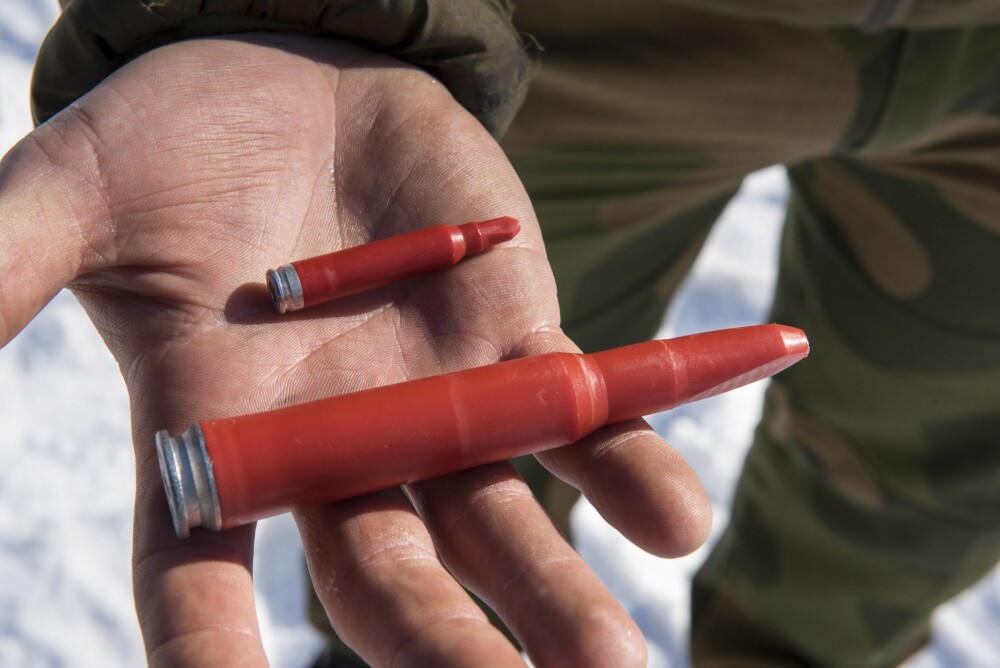 <b>TUNGVEKTER:</b> Kraften til et 12,7mm prosjektil blir åpenbar sammenlignet med størrelsen til standard 5,56mm håndvåpenammunisjon. <b>TUNGVEKTER:</b> Kraften til et 12,7mm prosjektil blir åpenbar sammenlignet med størrelsen til standard 5,56mm håndvåpenammunisjon.