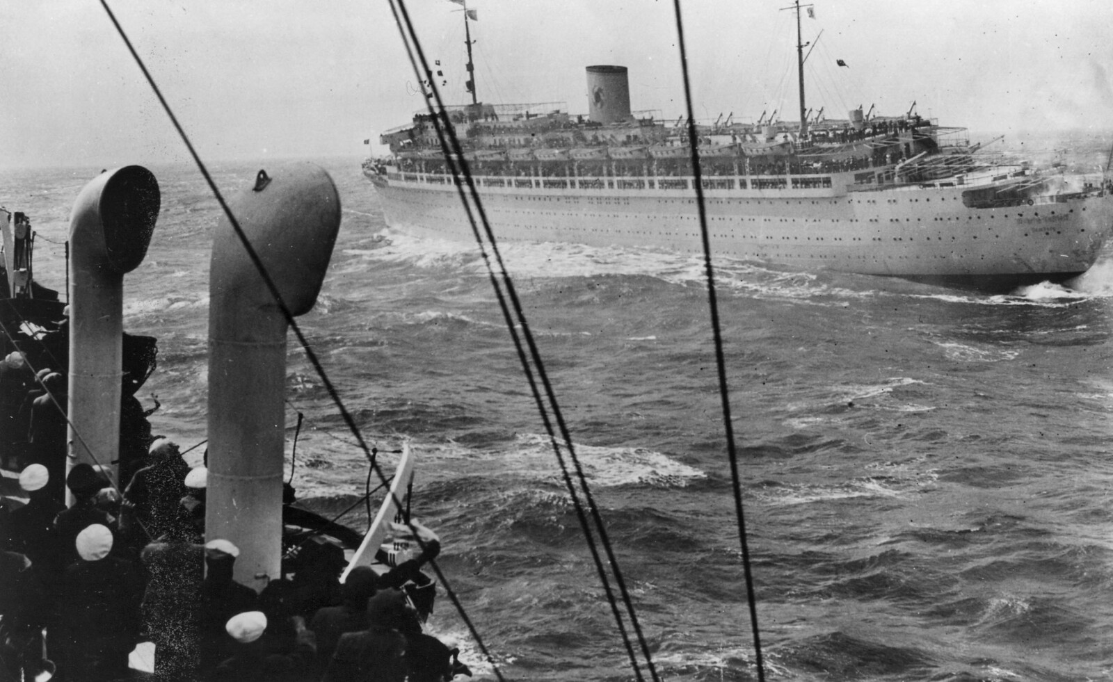 <b>NORDSJØEN:</b> Det tidligere cruiseskipet i tøft vær i Nordsjøen i 1938. <b>NORDSJØEN:</b> Det tidligere cruiseskipet i tøft vær i Nordsjøen i 1938.
