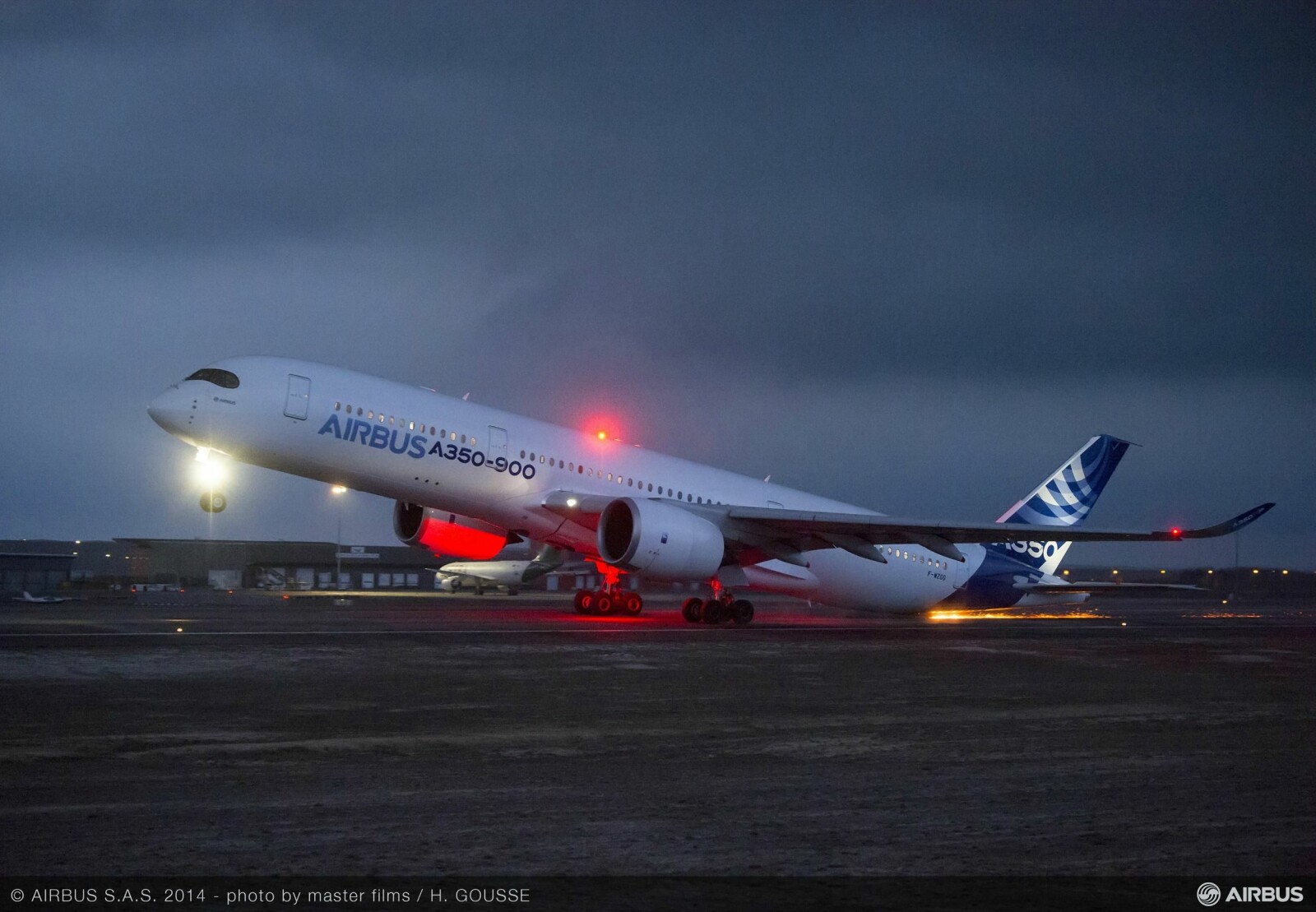 <b>GNISTREGN:</b> Når halen skraper langs asfalten i 250 km/t kan gnistregnet bli spektakulært. Bildet er tatt under en kontrollert tailstrike-test med prototypen til Airbus A350. <b>GNISTREGN:</b> Når halen skraper langs asfalten i 250 km/t kan gnistregnet bli spektakulært. Bildet er tatt under en kontrollert tailstrike-test med prototypen til Airbus A350.