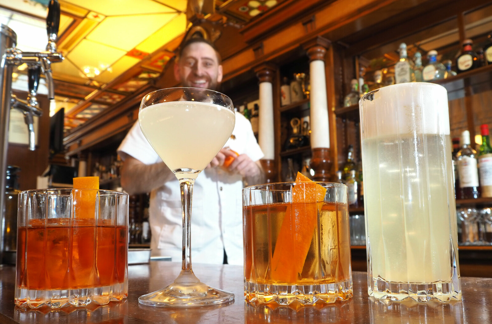 <b><SPAN CLASS=BOLD><STRONG>FIRE ESS:</b></strong> </span>Neste gang du er på bar, bestiller du en av disse drinkene. Fra venstre: Negroni, Gimlet, Old Fashioned og Morning Glory Fizz. <b><SPAN CLASS=BOLD><STRONG>FIRE ESS:</b></strong> </span>Neste gang du er på bar, bestiller du en av disse drinkene. Fra venstre: Negroni, Gimlet, Old Fashioned og Morning Glory Fizz.