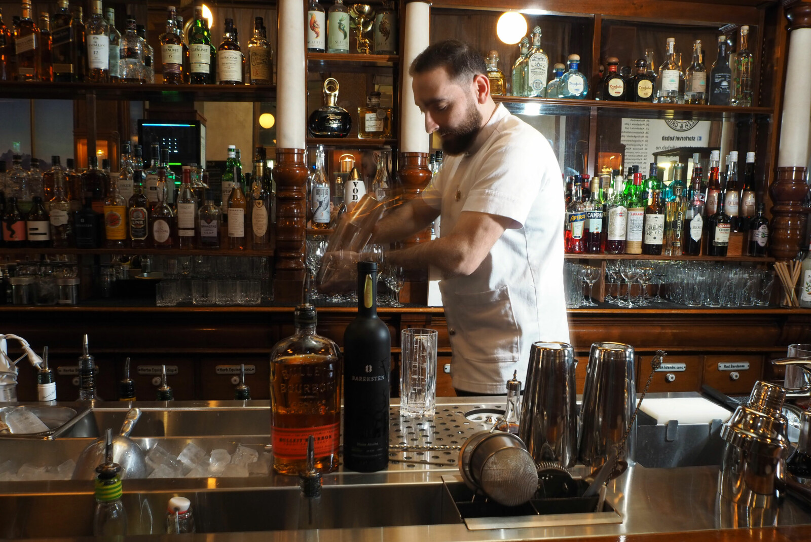 <b><SPAN CLASS=BOLD><STRONG>DRINKER FOR MENN:</b></strong></span> Bartender Yunus Yildiz har fartstid fra Himkok, som er kåret til verdens 19. beste bar. Nå driver han Svanen/D.G.A på Karl Johan. <b><SPAN CLASS=BOLD><STRONG>DRINKER FOR MENN:</b></strong></span> Bartender Yunus Yildiz har fartstid fra Himkok, som er kåret til verdens 19. beste bar. Nå driver han Svanen/D.G.A på Karl Johan.