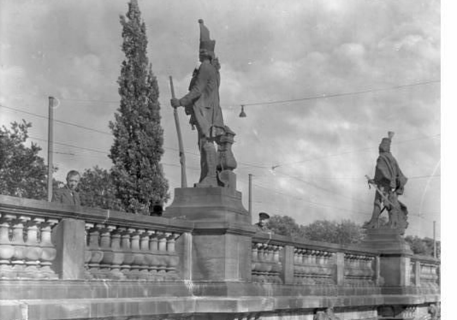 <b>1928:</b> Fra 1895 prydet Jonas og tre andre «Langen Kerls»-soldater Lange Brücke i Potsdam. Her stod de helt til britens voldsomme bombeangrep natten til 14. - 15. april 1945 som la Potsdam i grus. Foto: Bundesarchiv <b>1928:</b> Fra 1895 prydet Jonas og tre andre «Langen Kerls»-soldater Lange Brücke i Potsdam. Her stod de helt til britens voldsomme bombeangrep natten til 14. - 15. april 1945 som la Potsdam i grus. Foto: Bundesarchiv