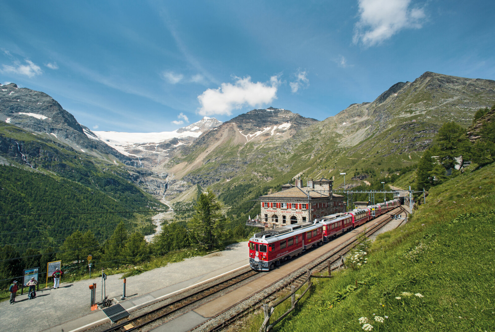 <b>BERNINA EXPRESS:</b> Med 55 tunneler og 196 broer byr Bernina Express på mange store opplevelser. <b>BERNINA EXPRESS:</b> Med 55 tunneler og 196 broer byr Bernina Express på mange store opplevelser.