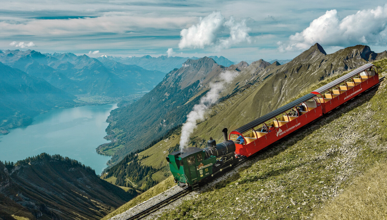 <b>BRIENZER ROTHORN:</b> Her kan du spise pølse og brød fra dampkjelen. <b>BRIENZER ROTHORN:</b> Her kan du spise pølse og brød fra dampkjelen.
