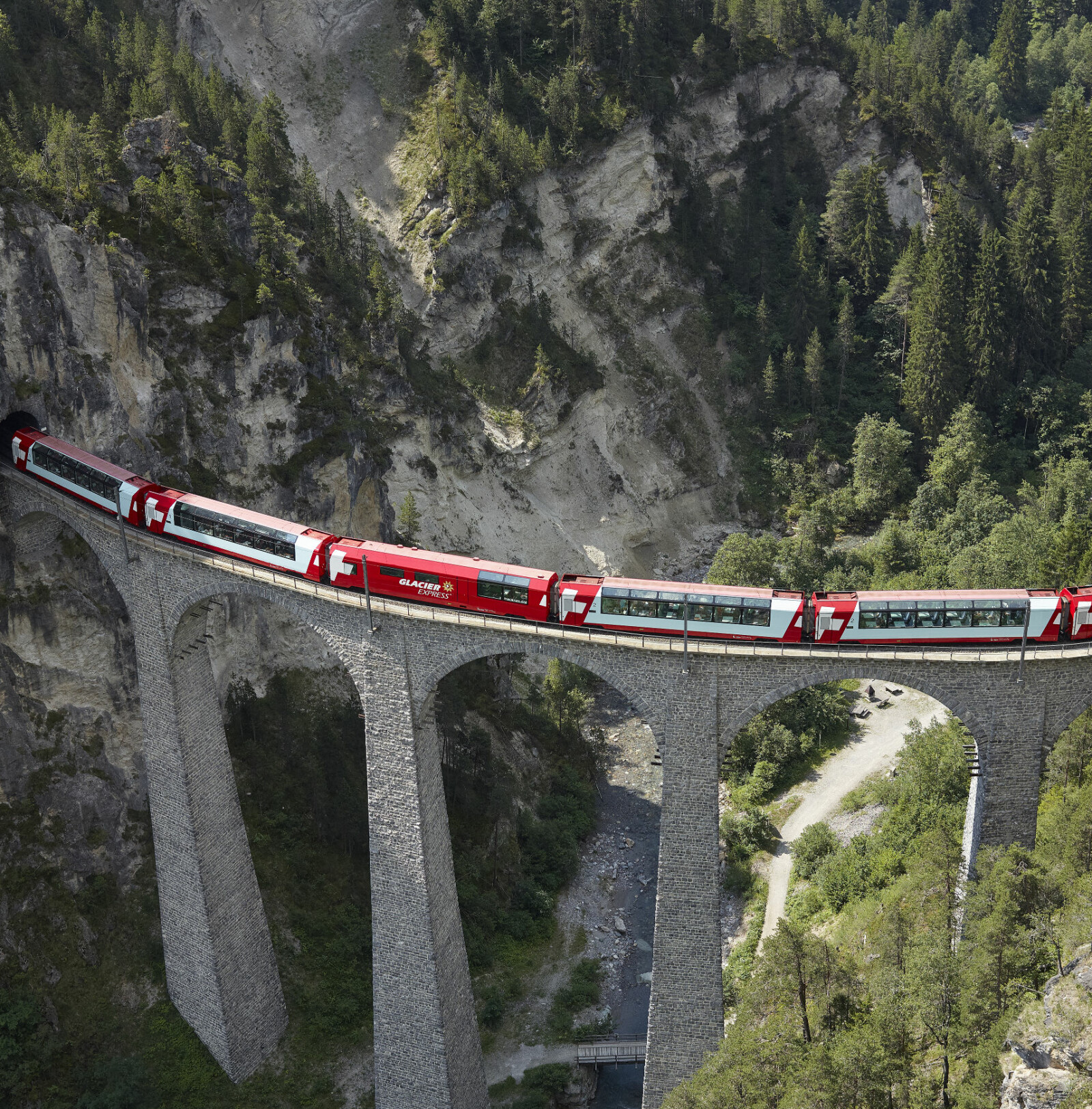 <b>GLACIER EXPRESS:</b>
Ved Oberalp-passet er banen på sitt høyeste. På bildet er toget på den 61 meter høye og 130 meter lange Landwasserviadukten fra 1902. <b>GLACIER EXPRESS:</b>
Ved Oberalp-passet er banen på sitt høyeste. På bildet er toget på den 61 meter høye og 130 meter lange Landwasserviadukten fra 1902.