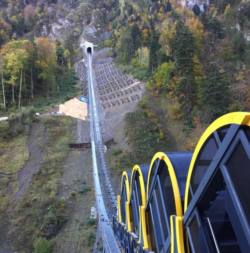 <b>STOOSBAHN:</b> Denne toglinjen går nesten rett opp, men togkupeen holdes vannrett ved hjelp av et roterende system. <b>STOOSBAHN:</b> Denne toglinjen går nesten rett opp, men togkupeen holdes vannrett ved hjelp av et roterende system.